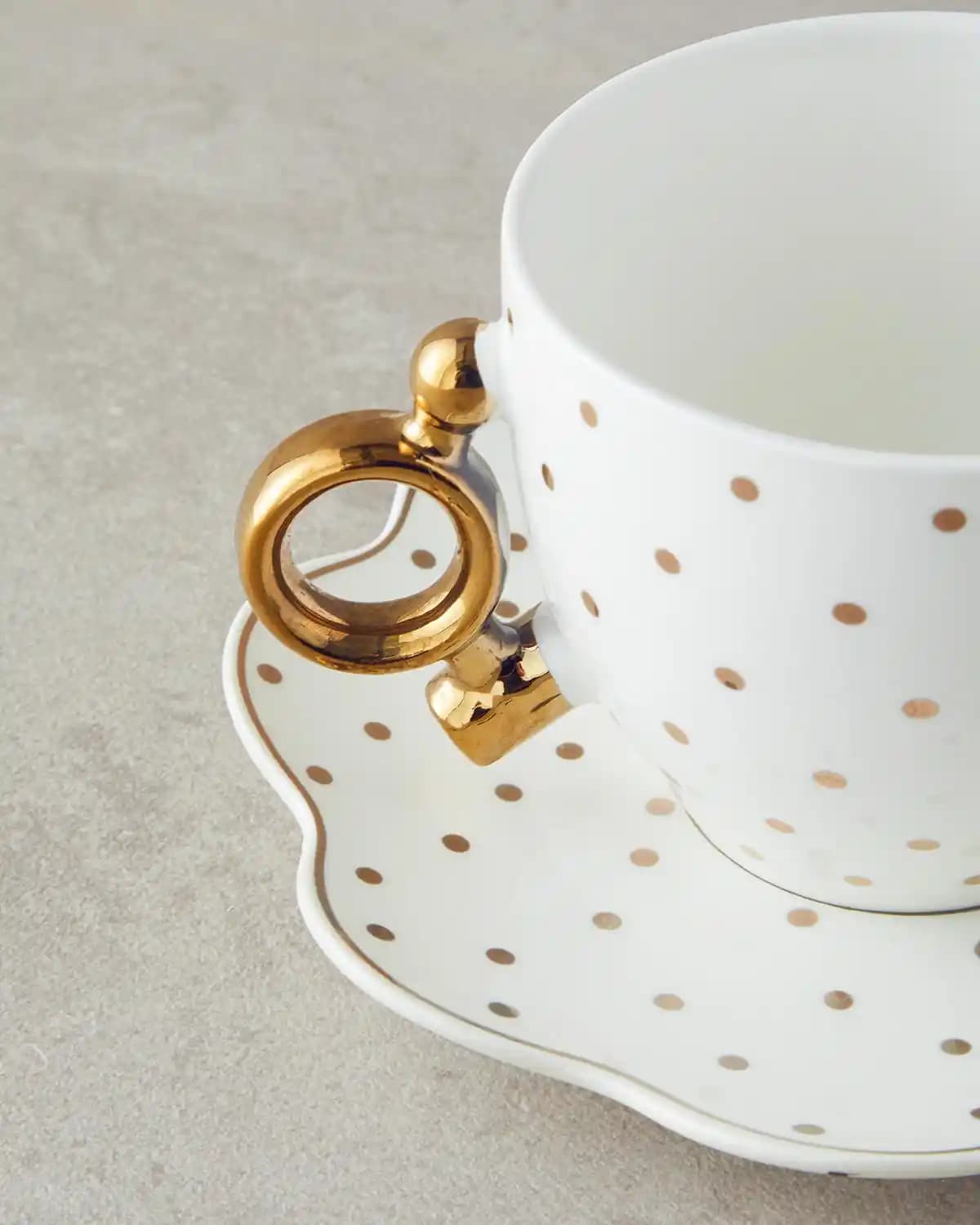 Altın Fincanlar ile Ev Dekorasyonunda Zarafet ve Lüksün Şık Simgeleri