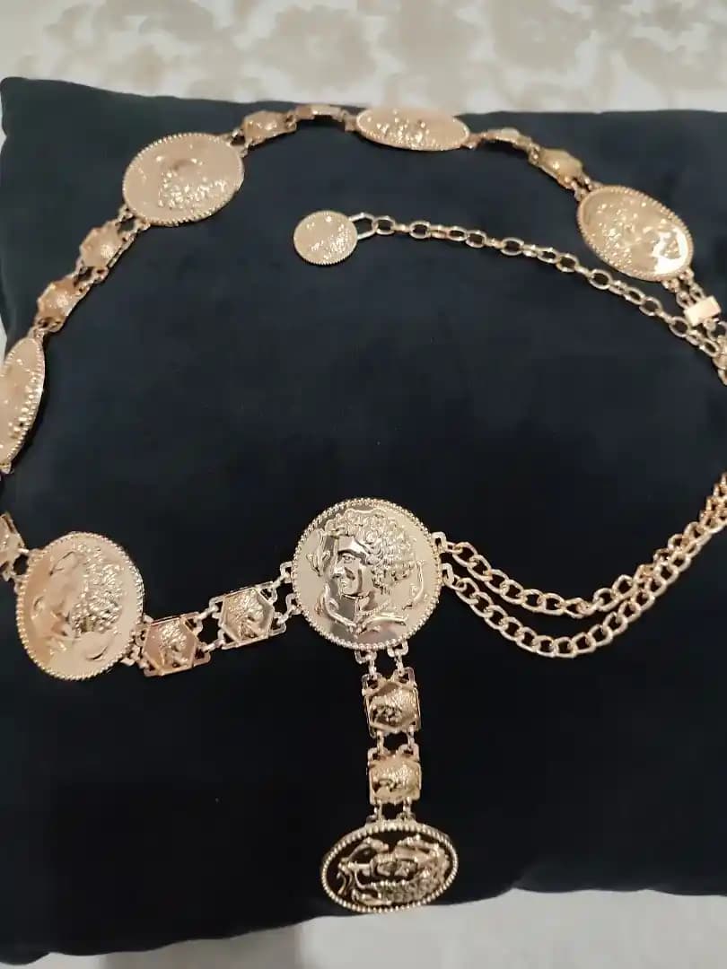 Altın Görünümlü Kemerler Moda ve Dekorasyonda Zarif Detaylar Sunar