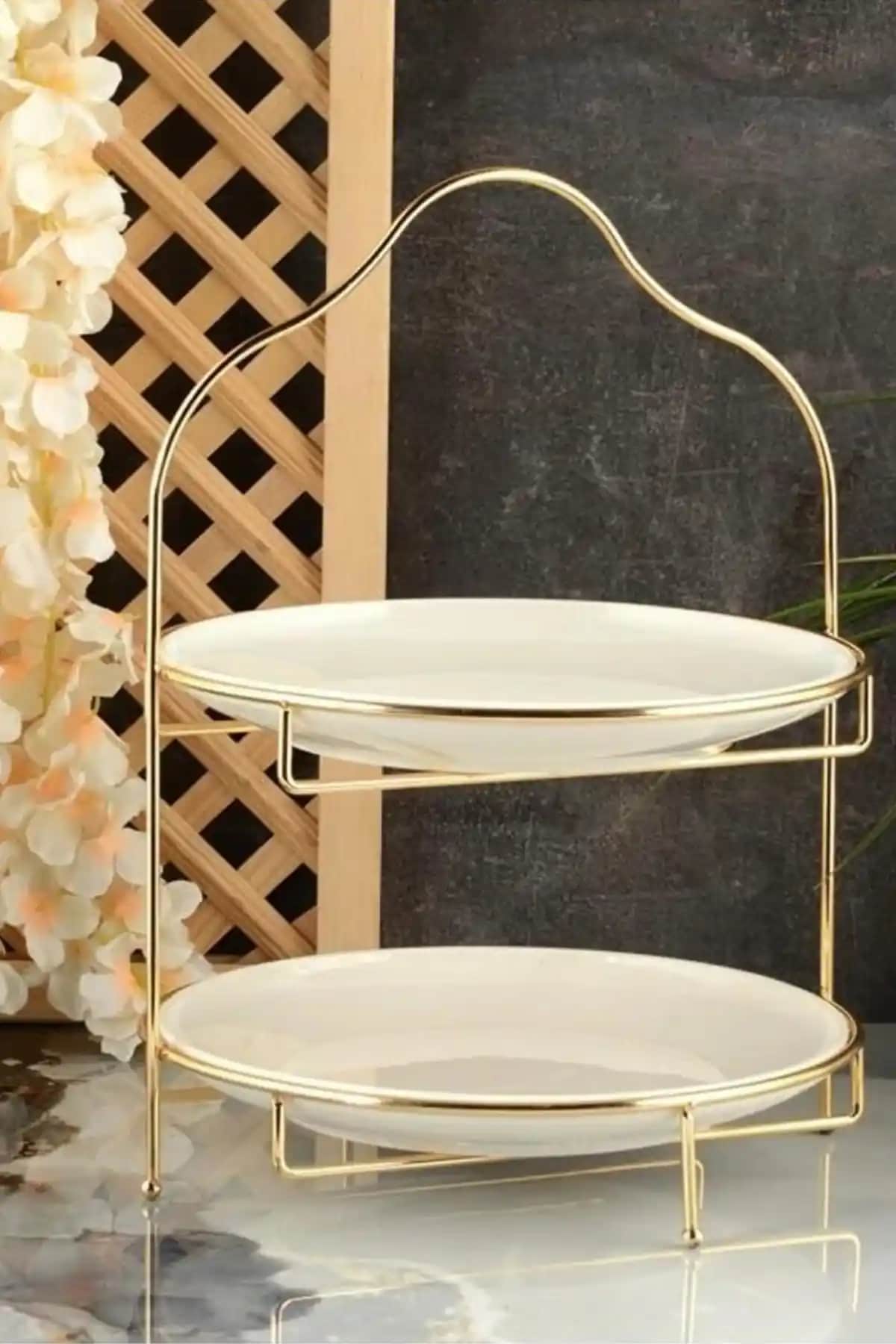 Altın İki Katlı Sunumluk: Dekorasyonda Şıklık ve Kullanışlılığın Buluşması