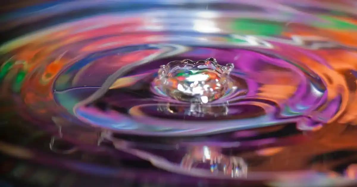 Altın Kahve Sunum Tepsisi: Dekorasyon ve Mobilyada Zarafetin Simgesi