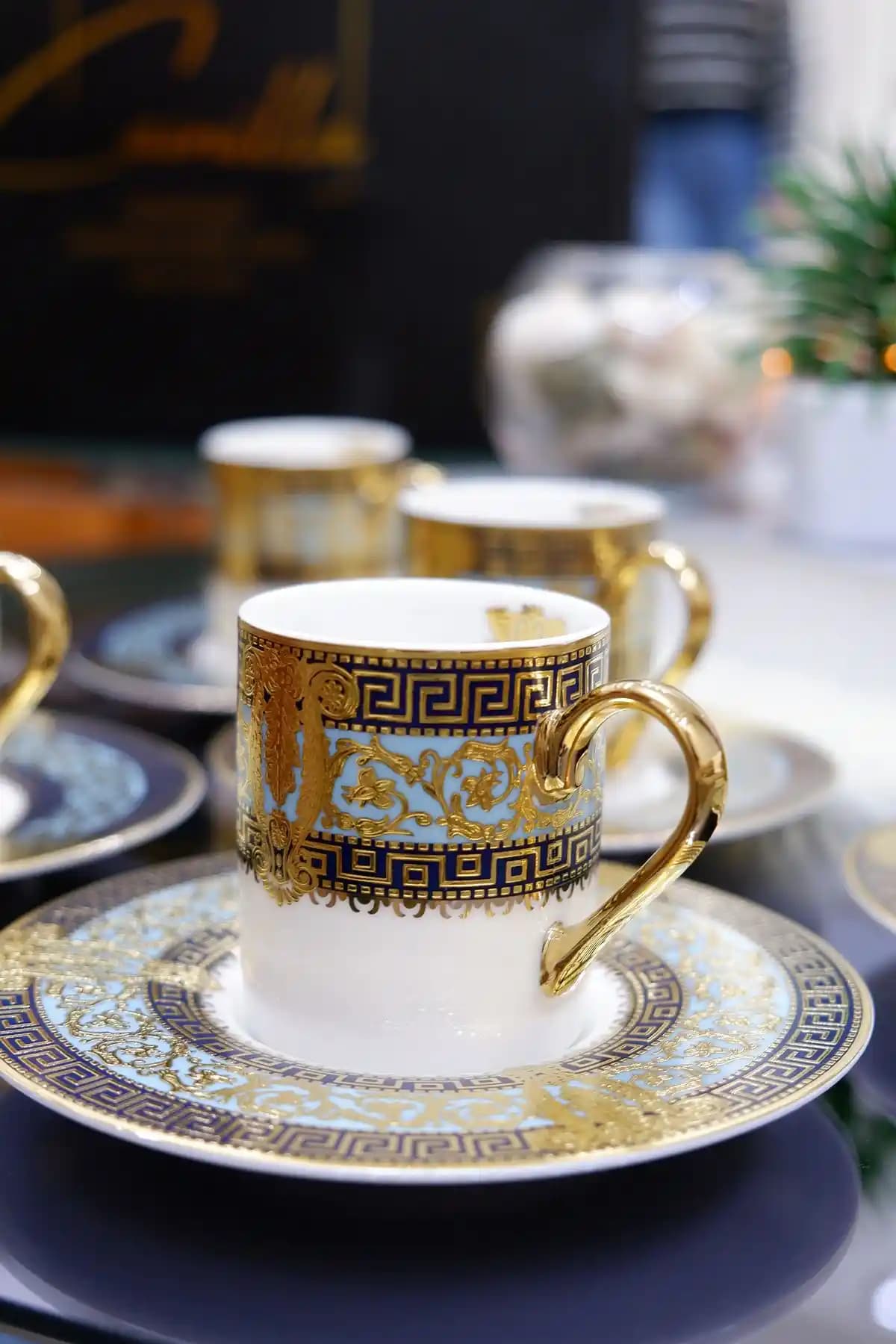 Altın Rengi Fincan Takımı ile Dekorasyonda Zarafet ve Şıklık Yaratma Rehberi