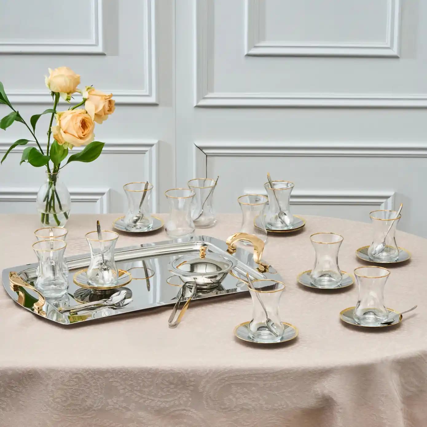 Altın Renkli Çay Setleriyle Evinize Şıklık Katmanın Modern Yolları