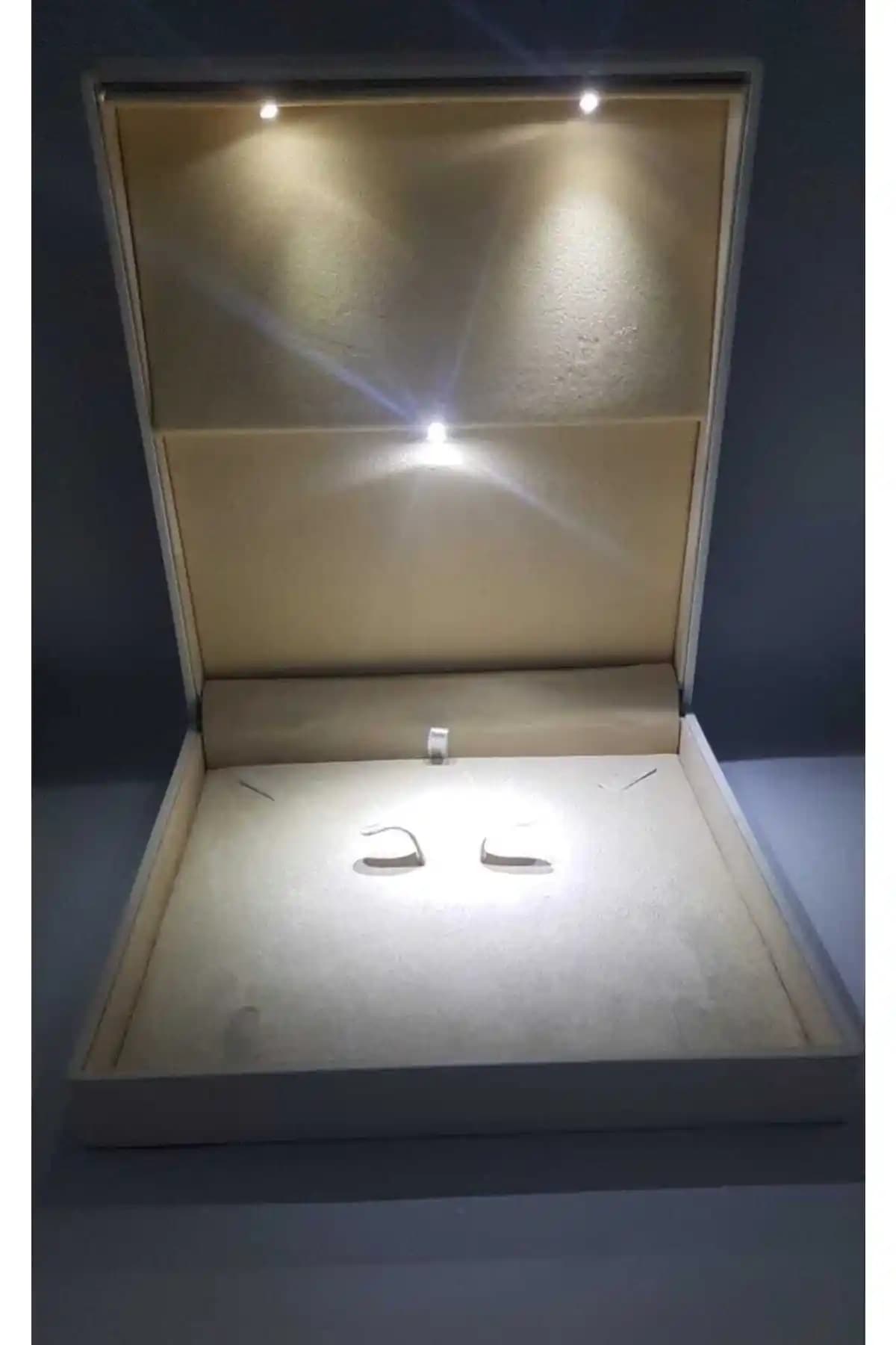 Altın Set Kutusu Dekorasyon ve Mobilyada Zarafetin Şık Simgesi