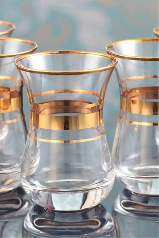 Altın Yalızlı Bardaklar: Dekorasyon ve Mobilyada Zarafetin Şık Simgesi