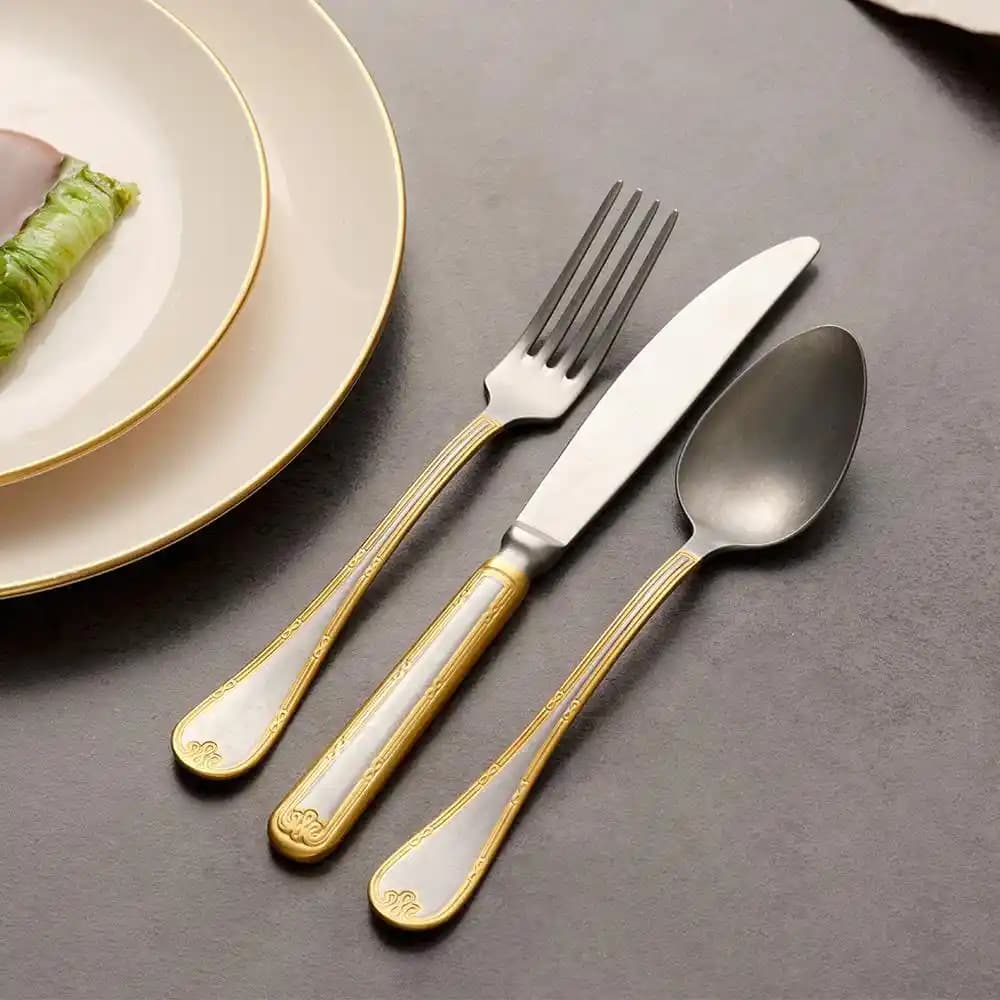 Altın Yalızlı Çatal Bıçak Takımı: Dekorasyonda Zarafetin ve Şıklığın Simgesi