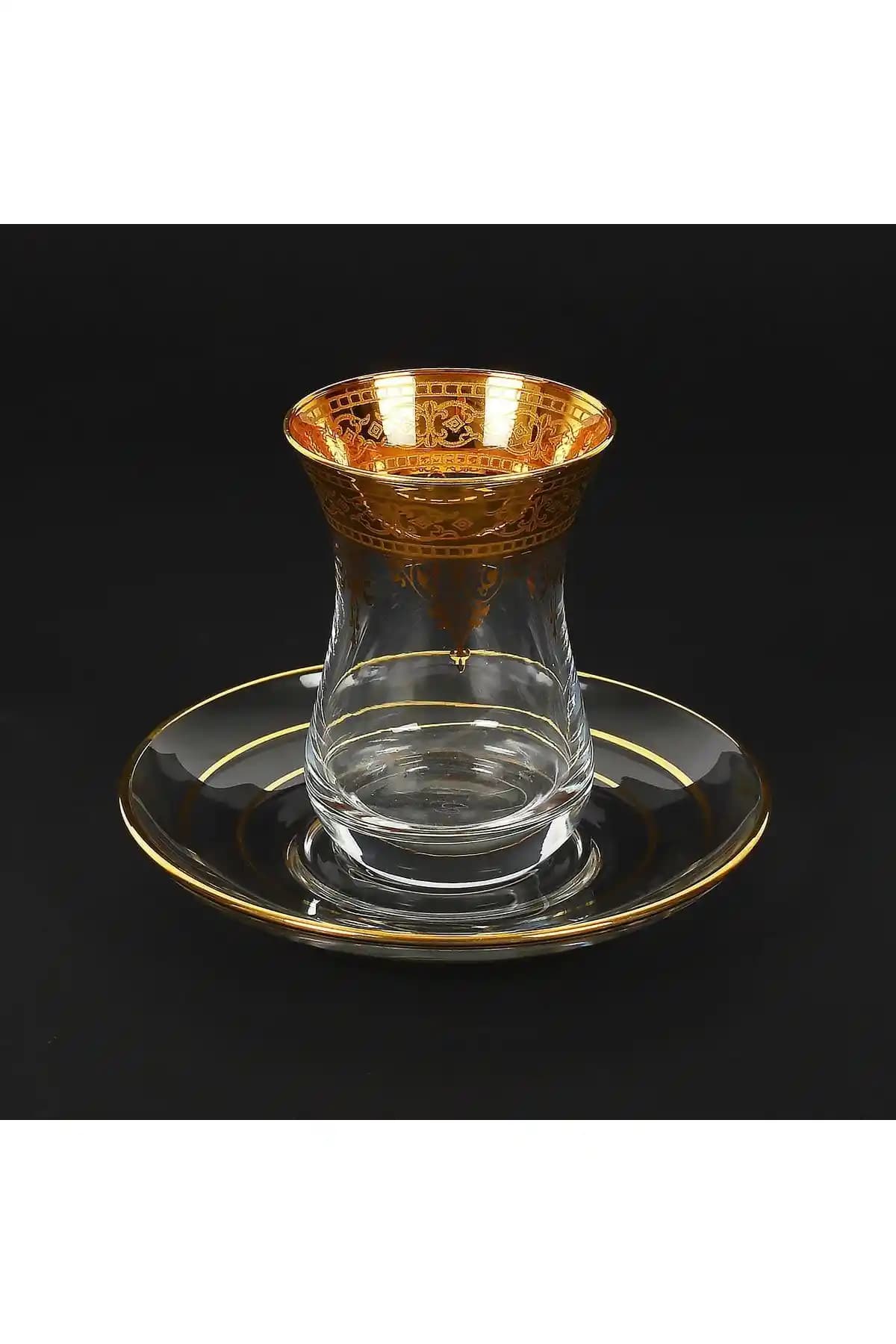 Altın yalızlı çay bardağıyla dekorasyonda zarafetin ve şıklığın yükselişi