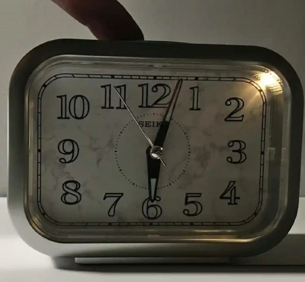 Analog Masa Saatleri ile Dekorasyonda Şıklık ve İşlevsellik Sağlama Rehberi