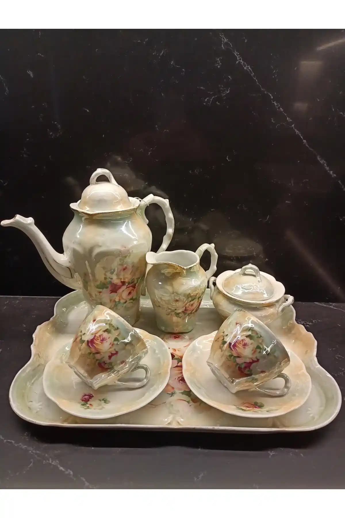 Antika Porselen Çay Takımları: Tarih ve Estetiğin Zarif Buluşması