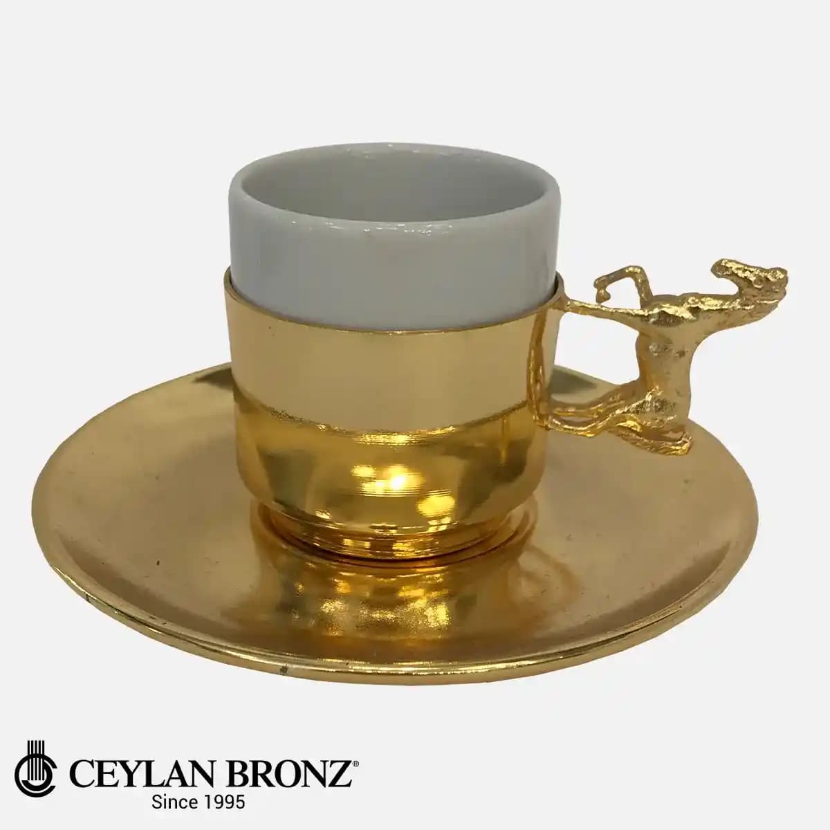 Atlı fincan dekorasyonunda şıklık ve fonksiyonellik: ev ve ofis için öneriler