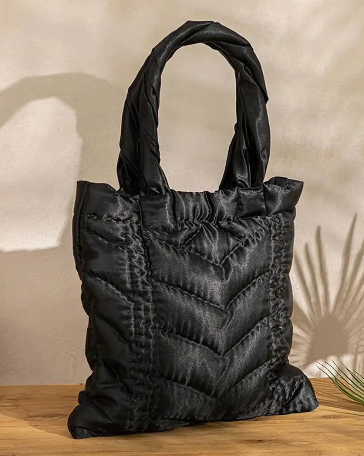 Ay Temalı Dekorasyon ve Mobilya Trendleri: İlham Verici Tasarımlarla Evinizi Yenileyin