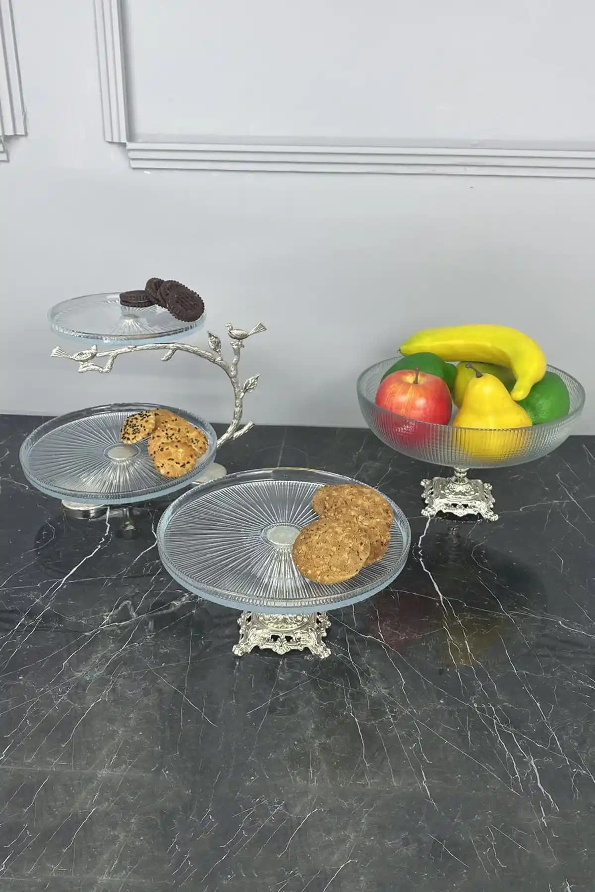 Ayaklı Cam Sunumluk 3'lü ile Dekorasyonda Şıklık ve İşlevsellik Artırma Yöntemleri