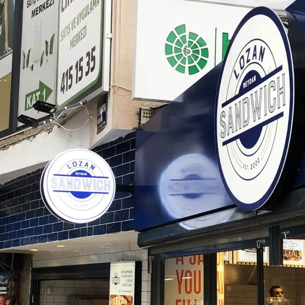 Ayaklı Fenerler: Hem Estetik Hem Fonksiyonel Dekorasyon Unsuru