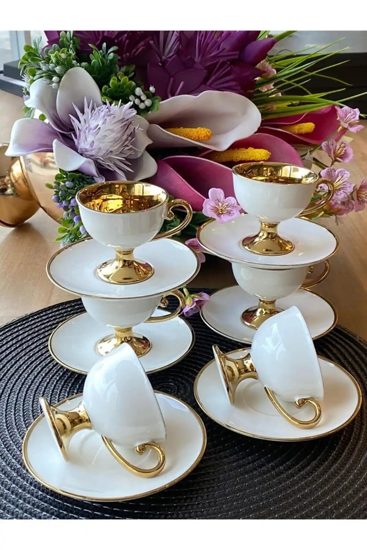 Ayaklı Fincanlar Dekorasyon ve Mobilya Dünyasında Zarif Seçenekler