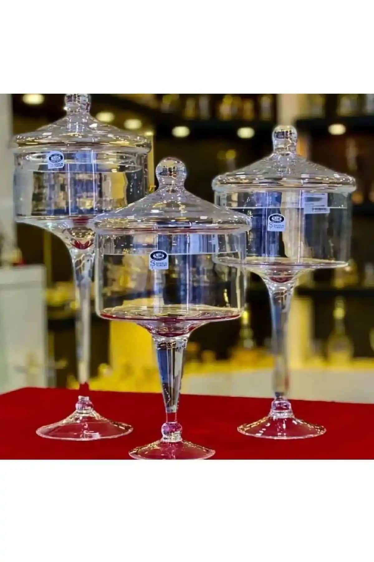 Ayaklı Kapaklı Cam Sunumluklar ile Dekorasyonda Şıklık ve İşlevsellik Sağlayın