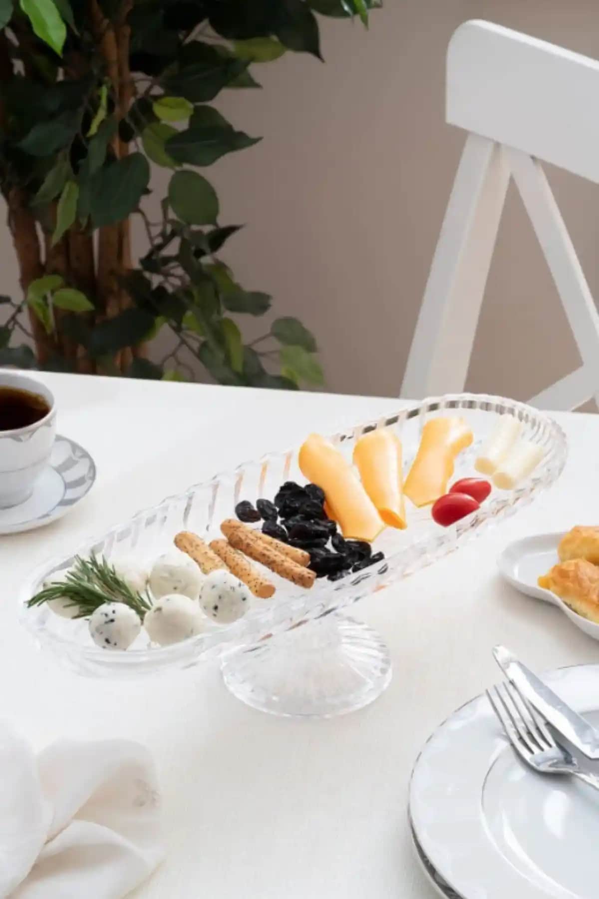 Ayaklı Kayık Cam Sunum Tabağıyla Şık ve Fonksiyonel Sunumlar Yaratın