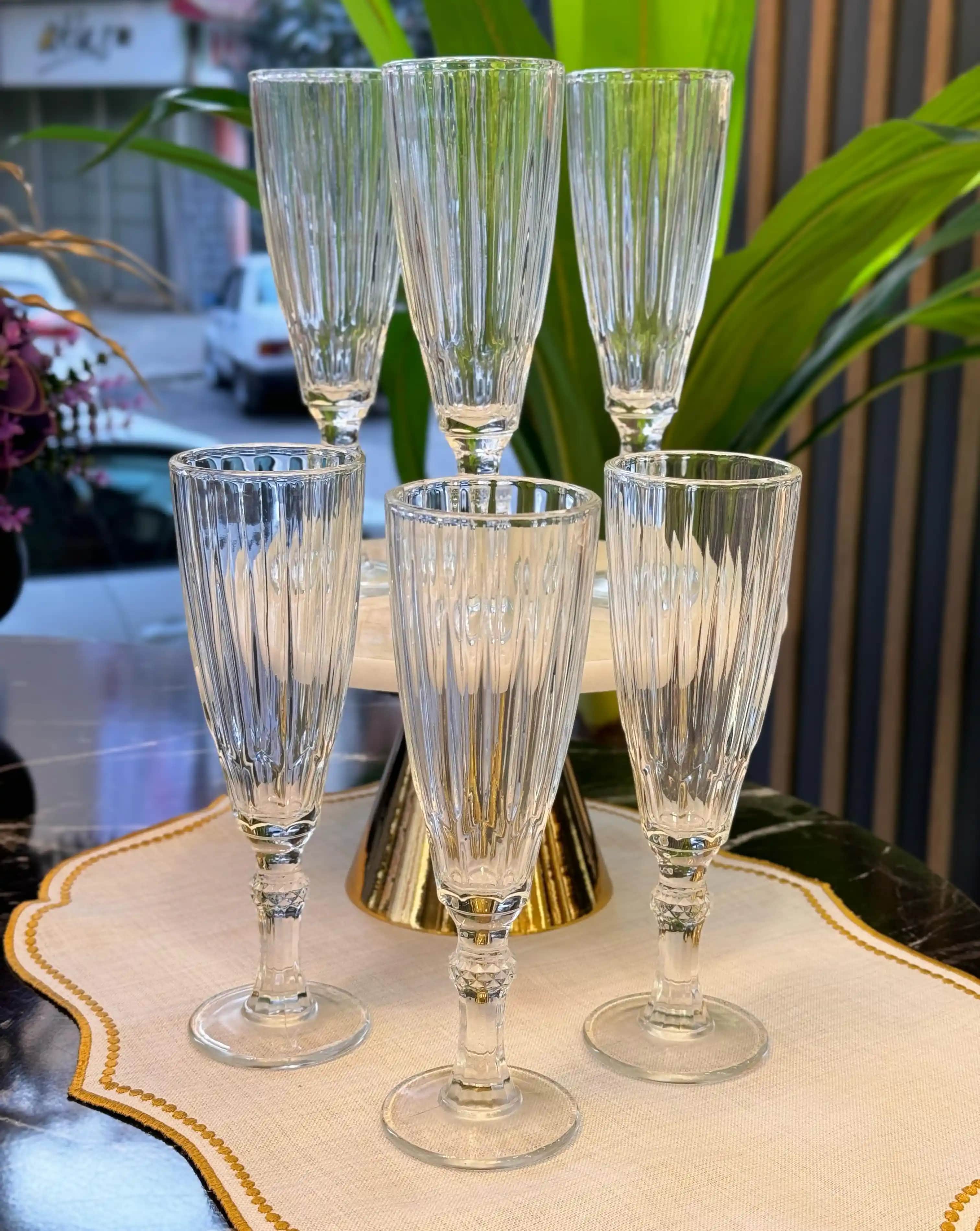 Ayaklı Meşrubat Bardakları Dekorasyon ve Kullanım Avantajlarıyla Öne Çıkıyor