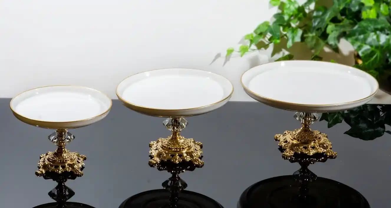 Ayaklı Porselen Servis Tabağı: Estetik ve İşlevselliğin Modern Buluşması