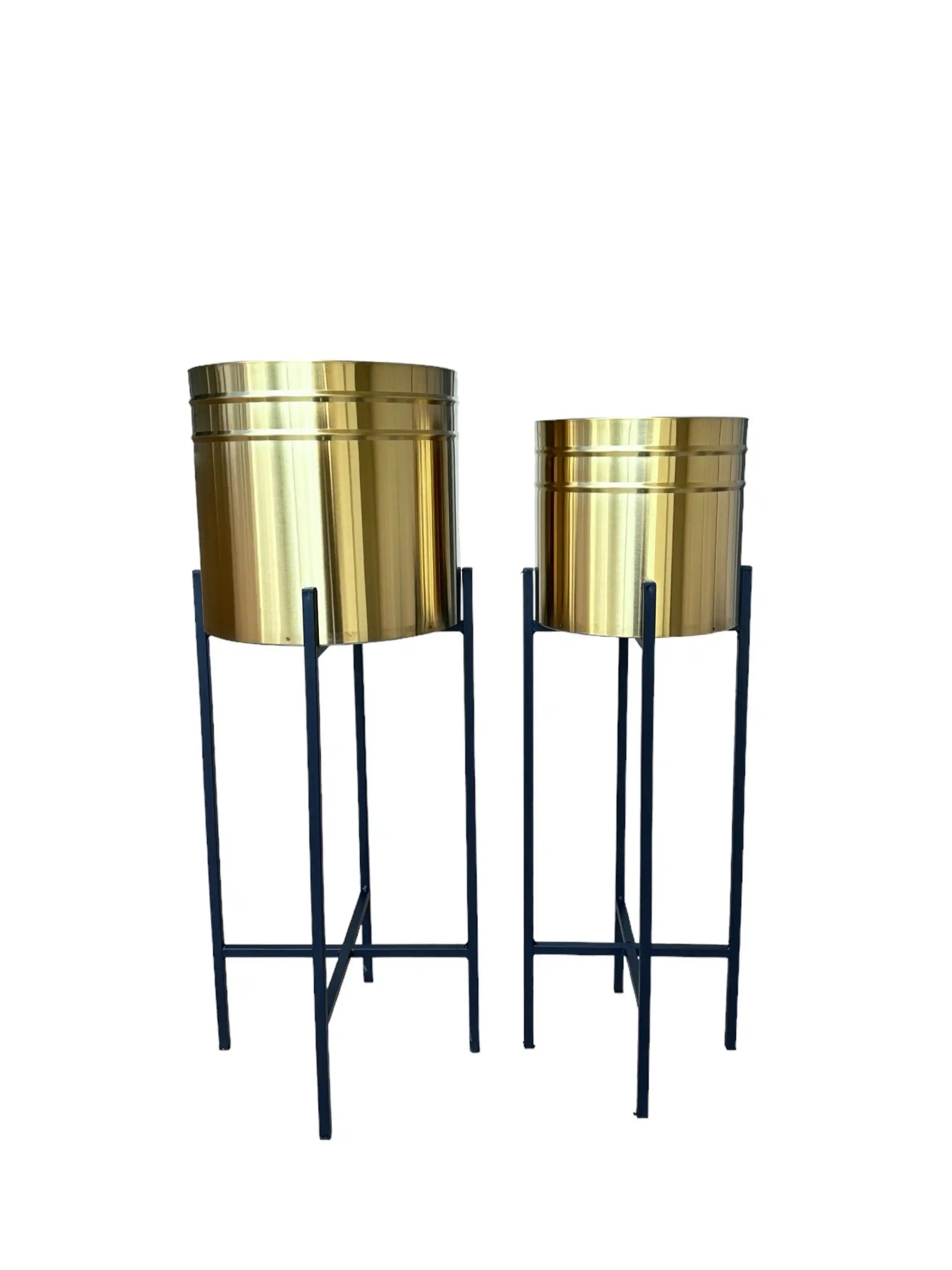 Ayaklı Saksı Gold: Modern Dekorasyonda Şıklık ve Fonksiyonelliğin Buluşması