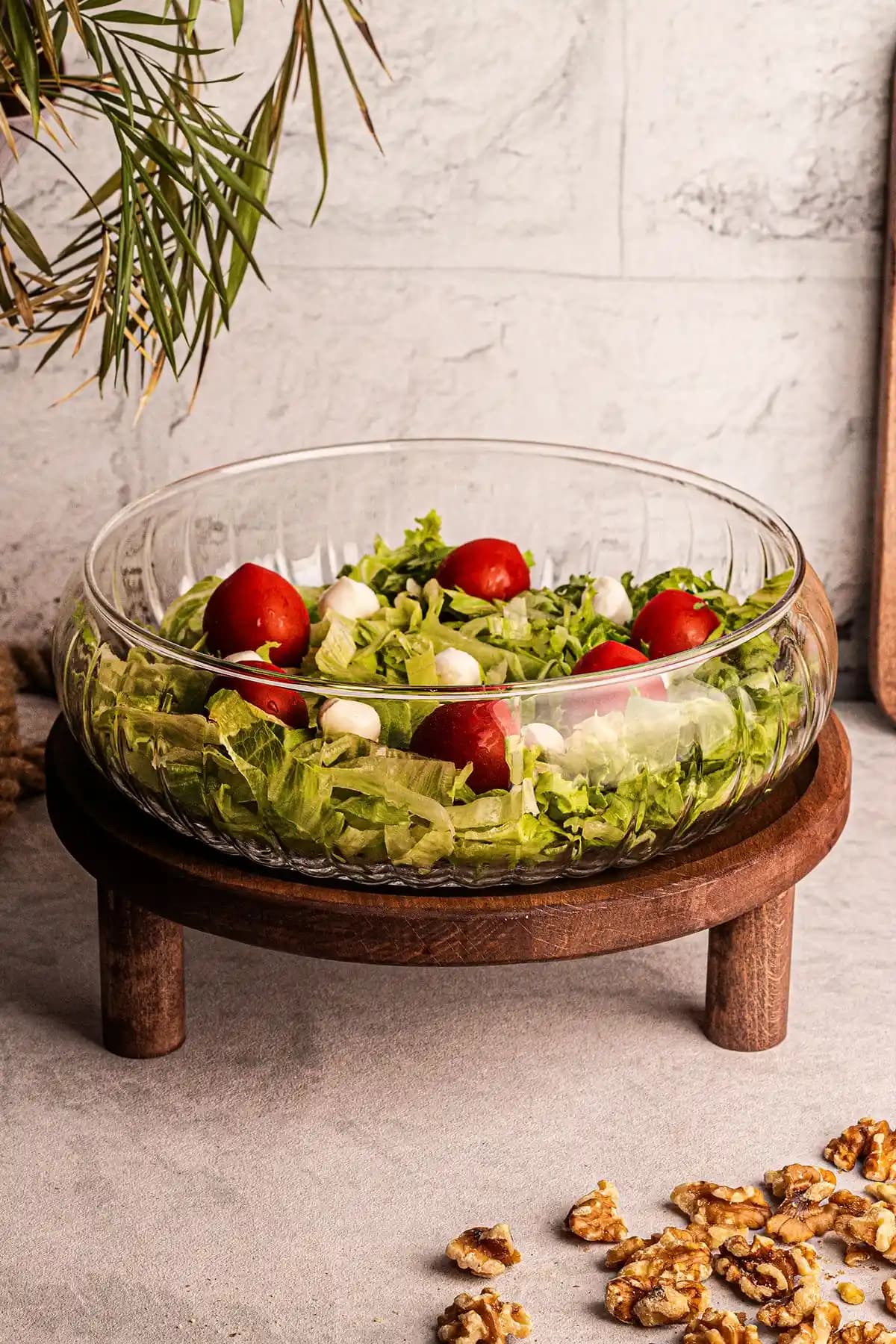 Ayaklı Salata Sunum Kaseleri ile Estetik ve Fonksiyonelliği Birleştiren Mutfak Detayı