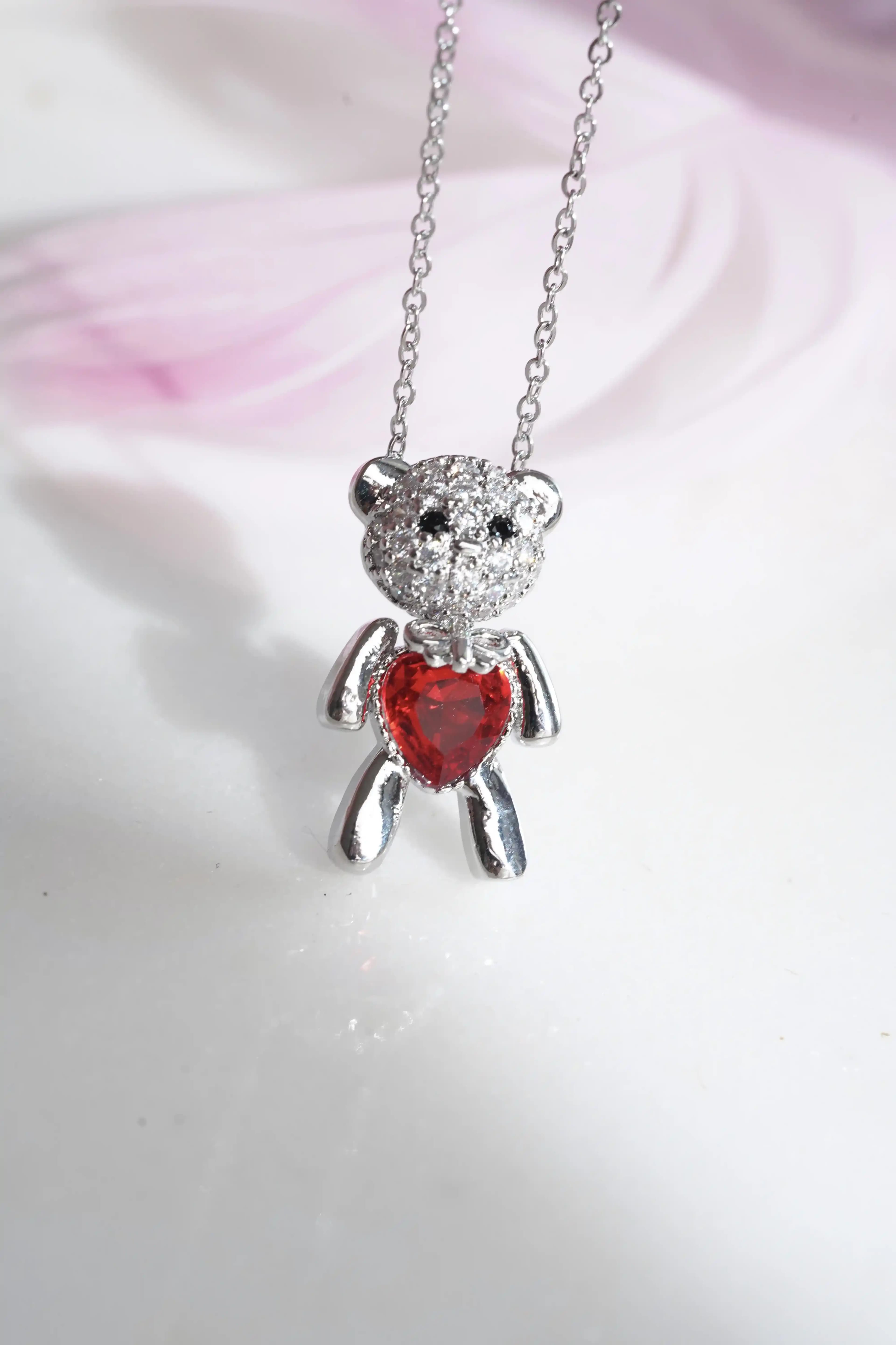 Ayıcık Kolye ile Dekorasyonda Sevimli ve Anlamlı Detaylar ve Kullanım Alanları