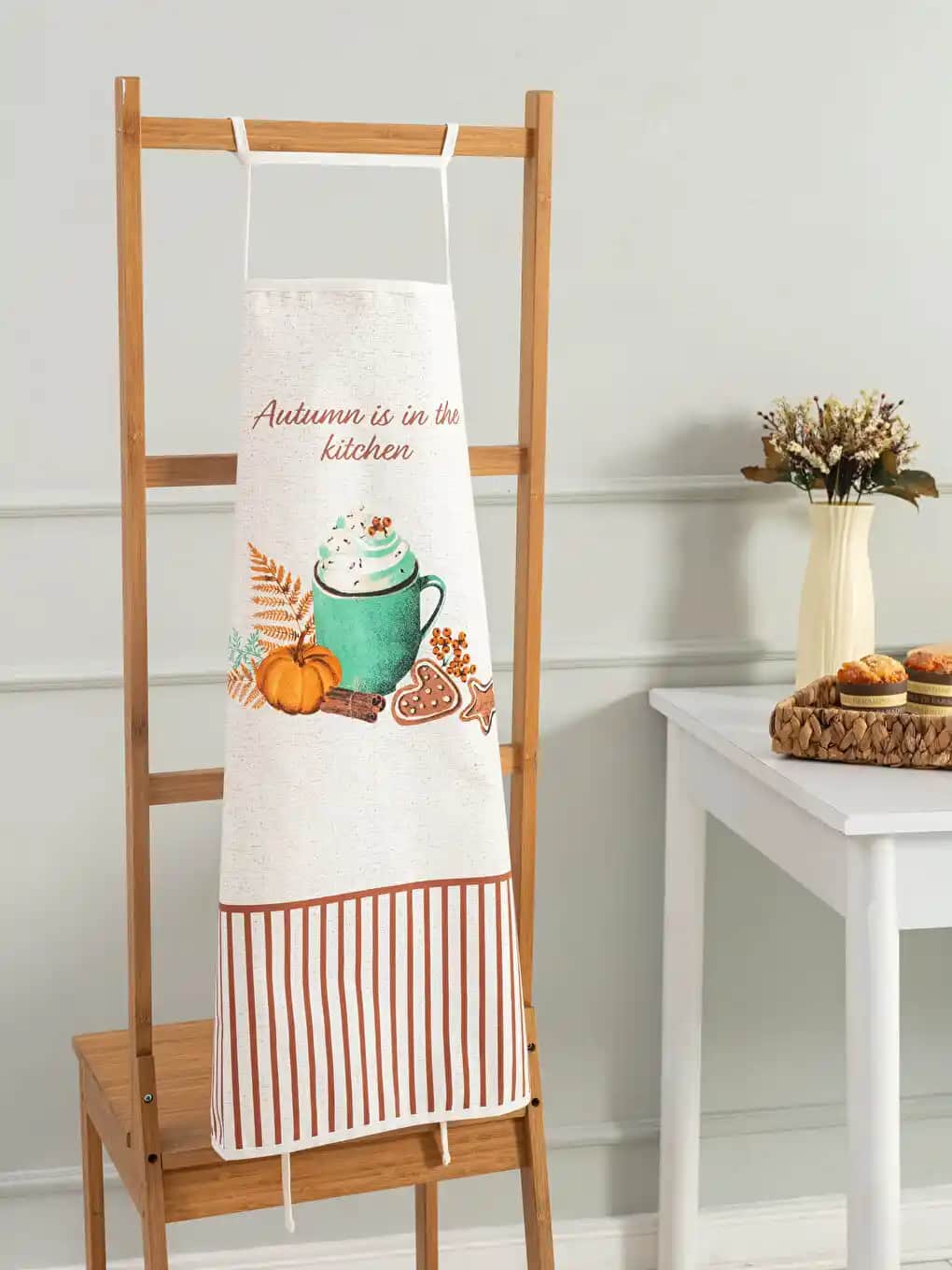 Baskılı Mutfak Önlüğü: Estetik ve Fonksiyonelliği Bir Arada Sunan Dekorasyon Unsuru