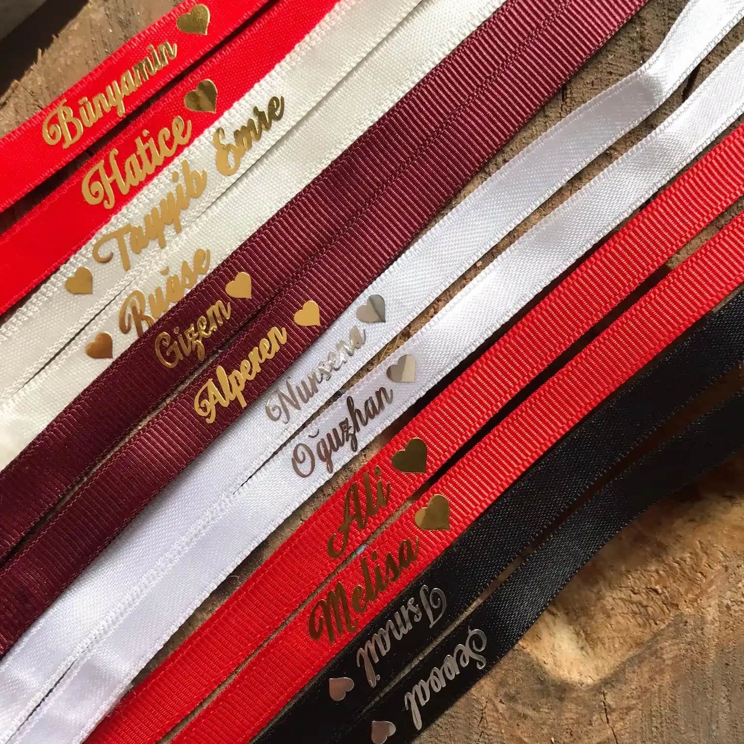 Baskılı Nişan Kurdelesi: Kişiselleştirilebilir ve Şık Düğün Dekorasyonu Unsuru