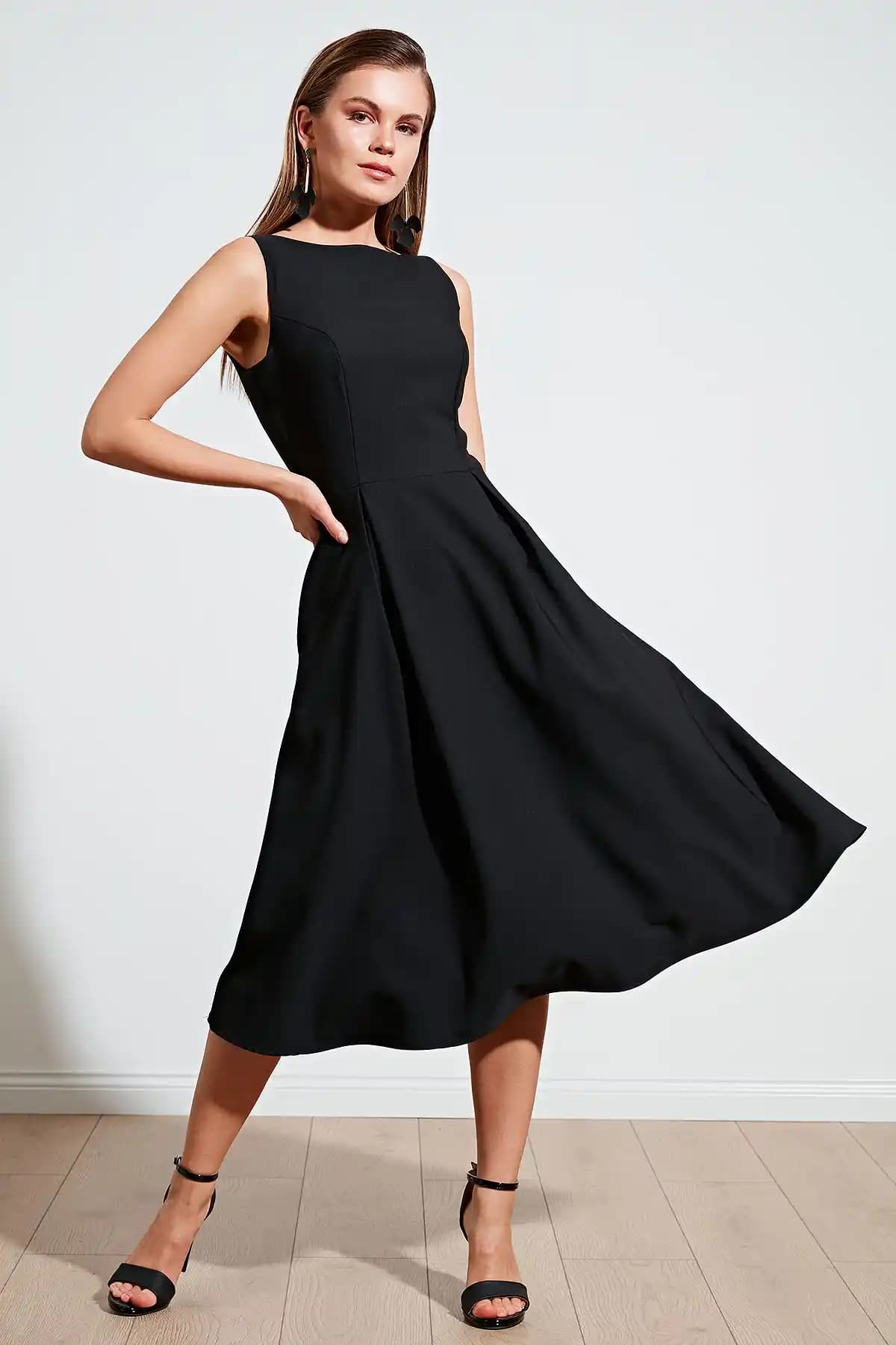 Bayan Elbise Dekorasyonu ve Mobilya Uyumuyla Şık ve Fonksiyonel Alanlar Yaratma