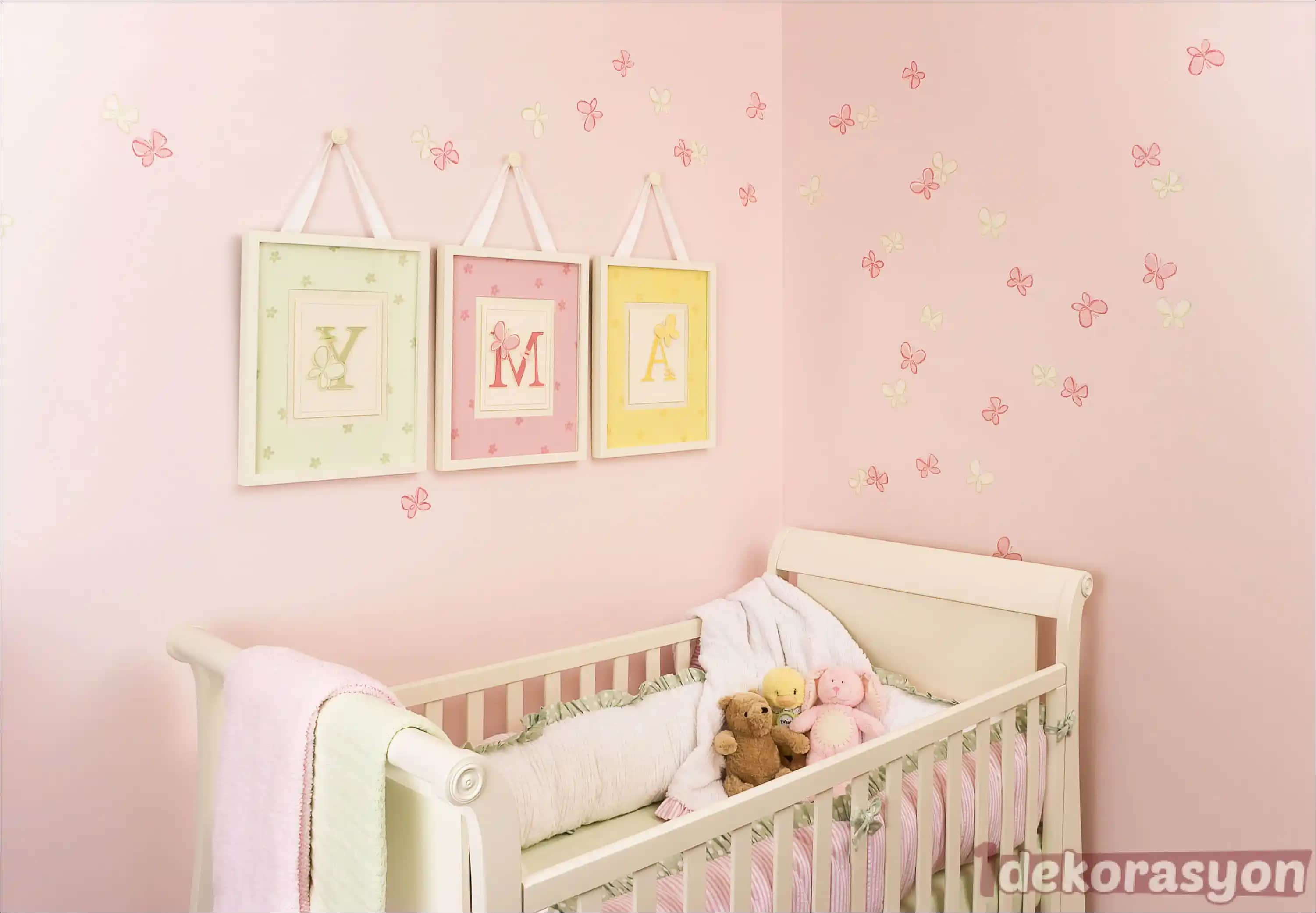 Bebek Odası Dekorasyonunda Duvar Aksesuarları ile Renkli ve Güvenli Ortamlar Yaratın