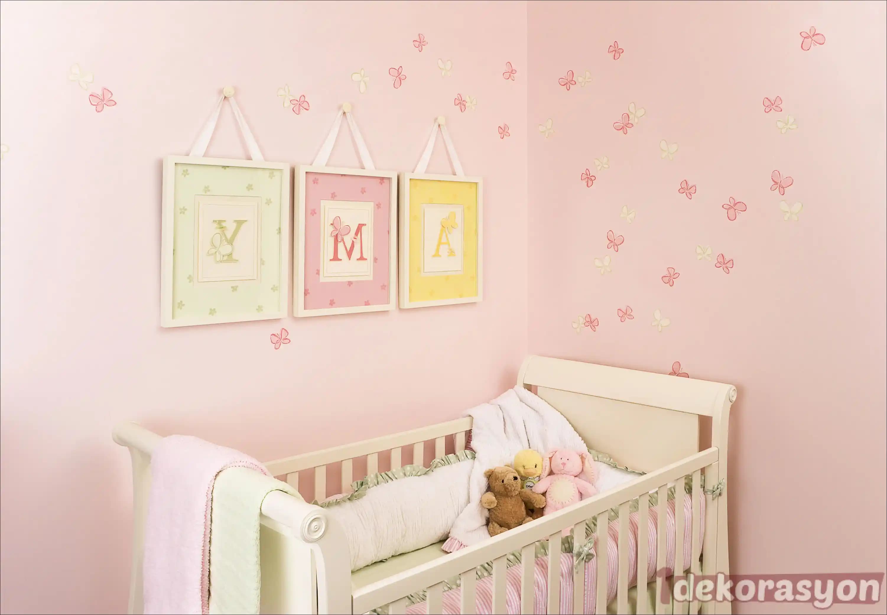Bebek Odası Dekorasyonunda Duvar Aksesuarları ile Renkli ve Güvenli Ortamlar Yaratın