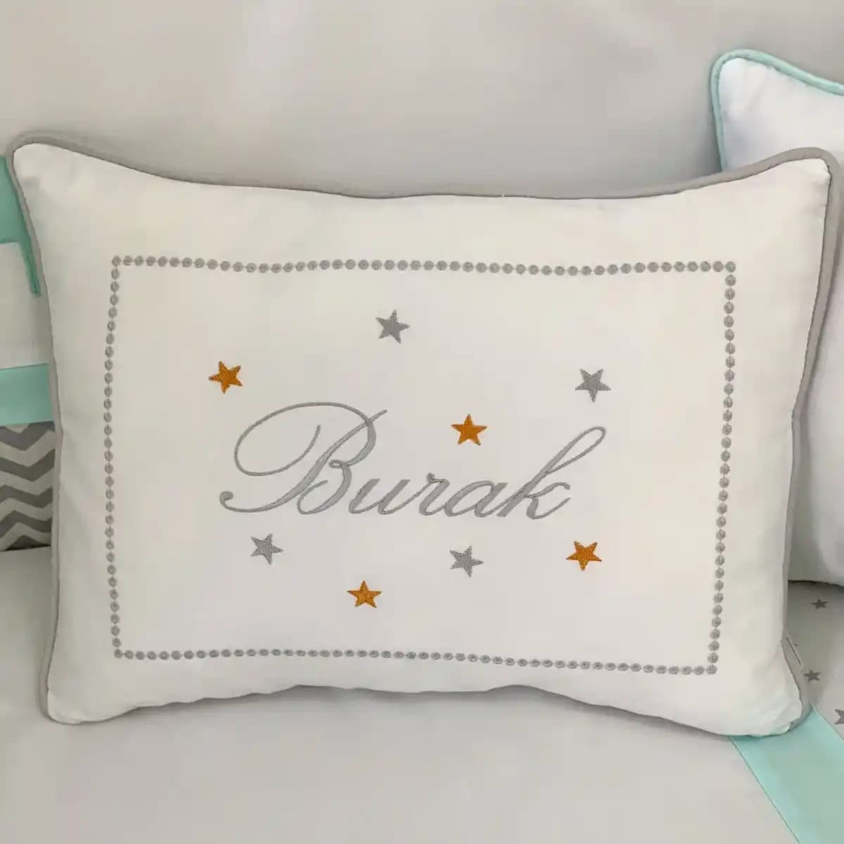 Bebek Odası Dekorasyonunda Kişiselleştirilebilir İsimli Yastıklar ve Dekorasyon İpuçları