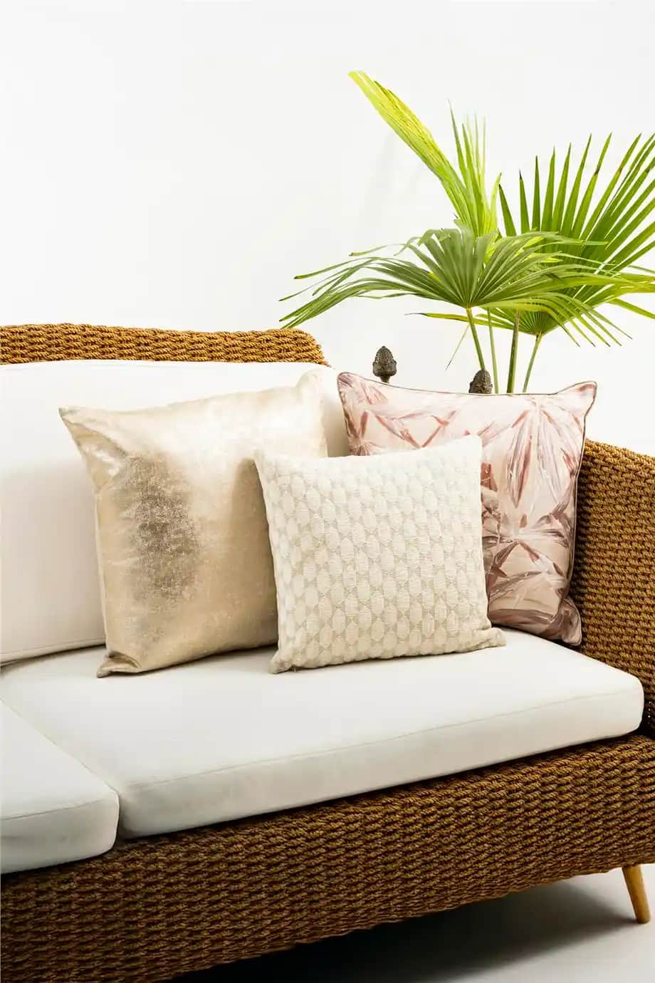 Bej Kırlent Kılıfı ile Evinizde Şıklık ve Konforu Artıran Dekorasyon İpuçları