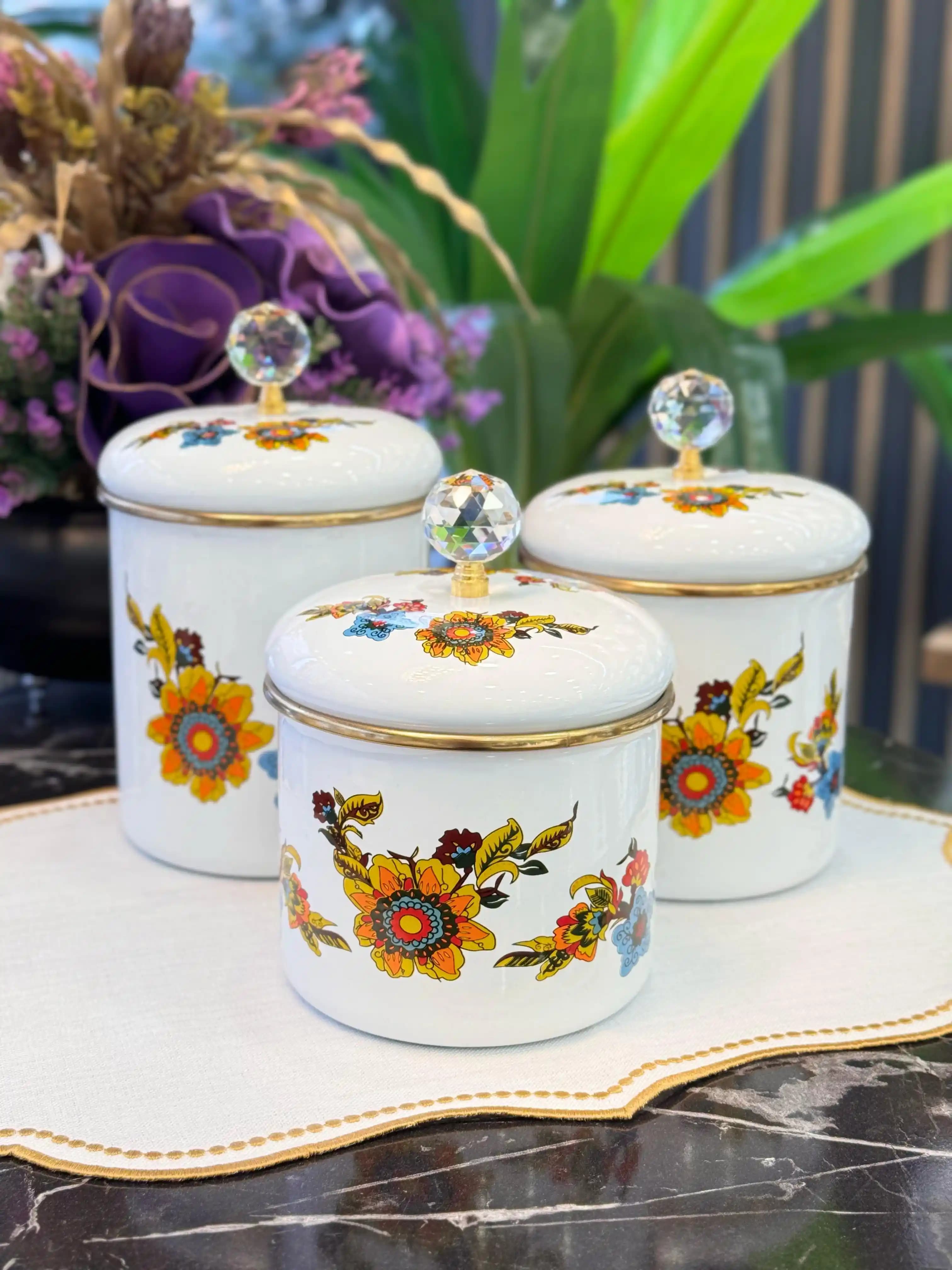 Beyaz Baharatlık ile Modern ve Şık Mutfak Dekorasyonu İpuçları ve Kullanım Önerileri