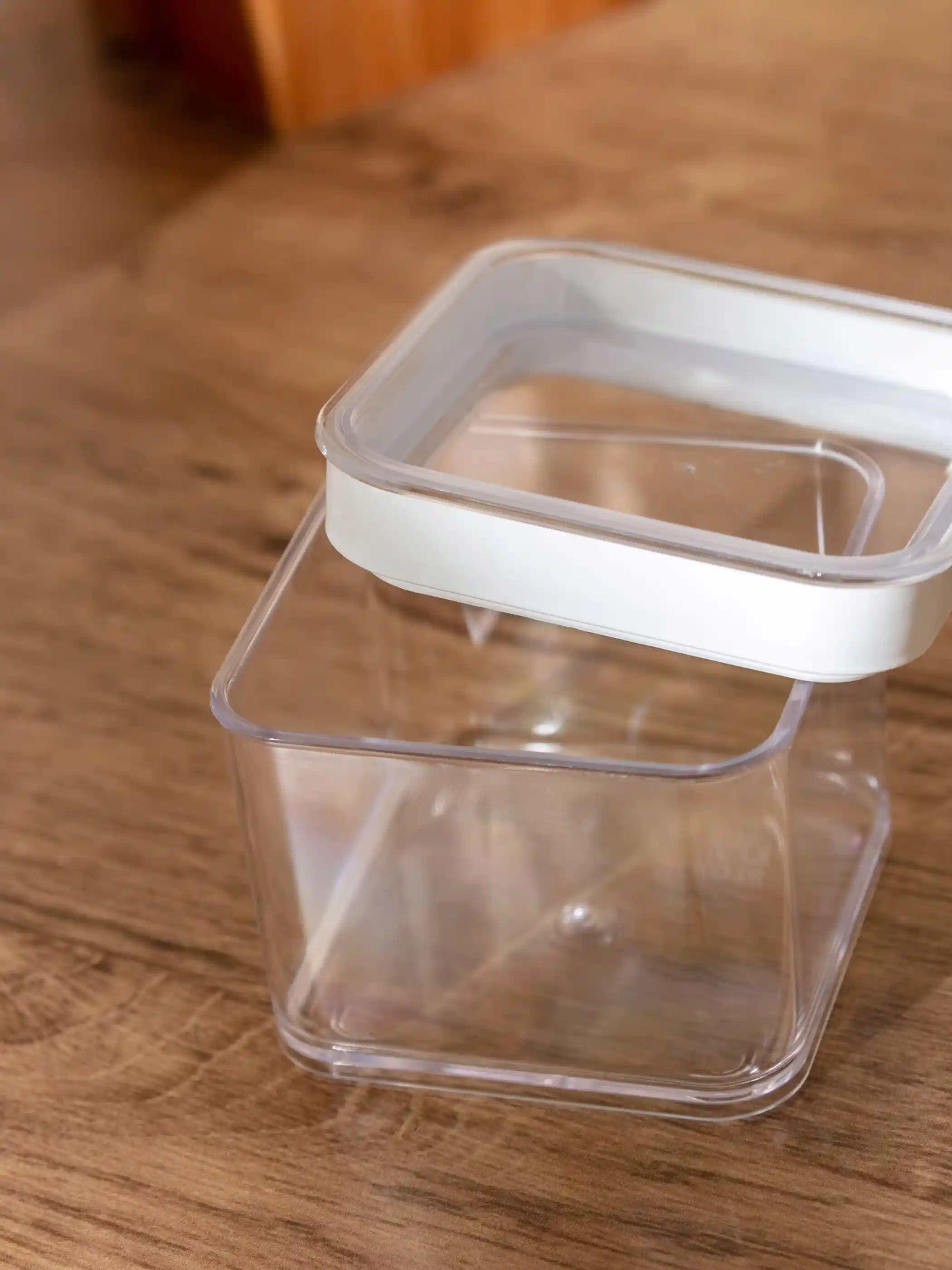 Beyaz Kapaklı Saklama Kabı ile Evinizde Modern ve Fonksiyonel Düzen Sağlayın