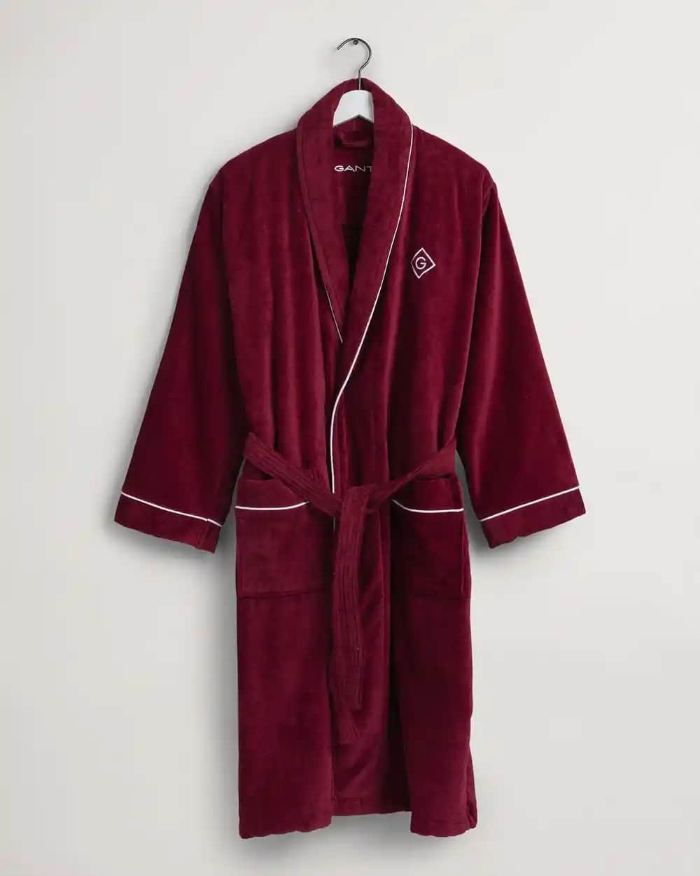 Bordo Bornoz ile Dekorasyonda Şıklık ve Konforun Buluşması