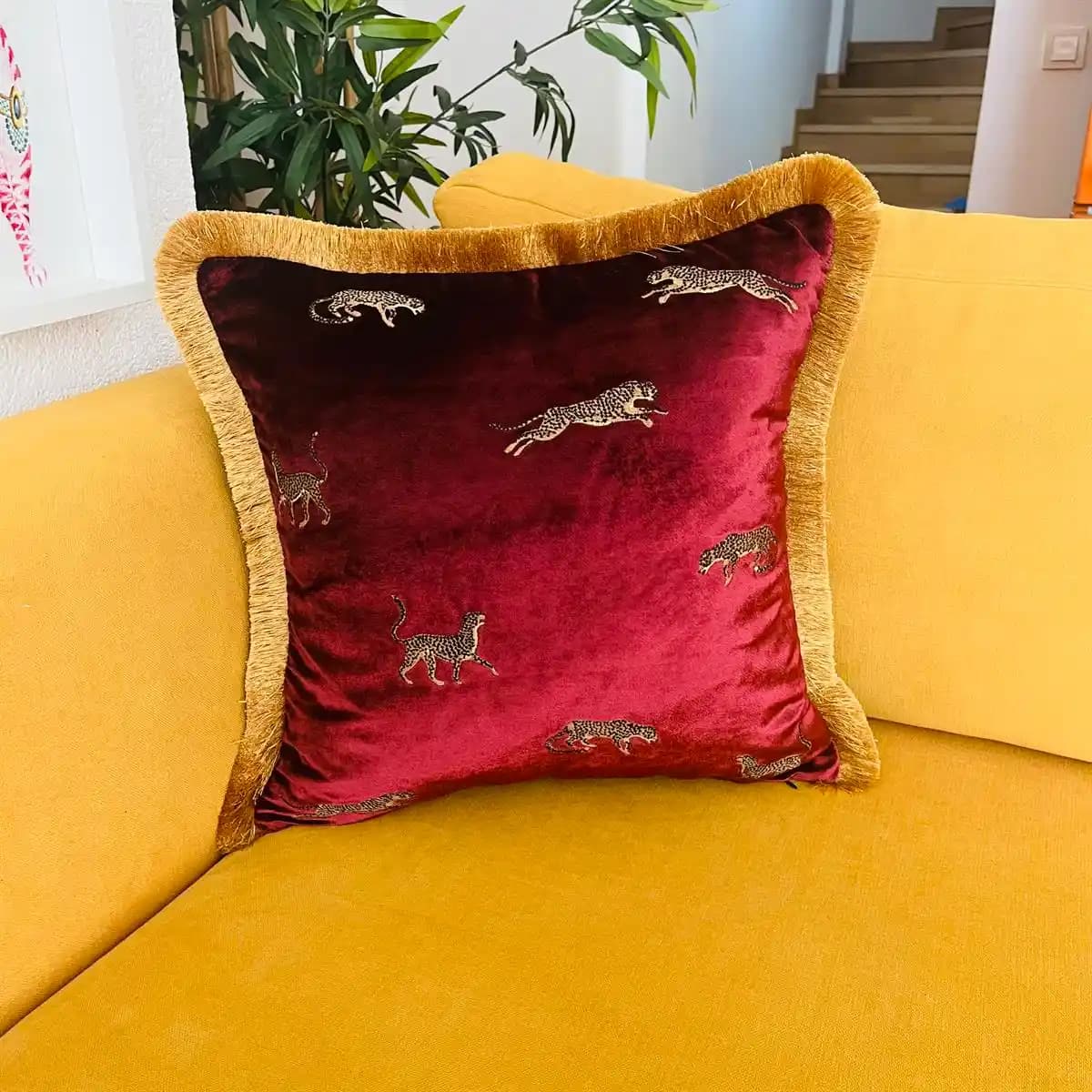 Bordo Kırlentlerle Dekorasyonun Şıklığı ve Konforunu Yakalayın