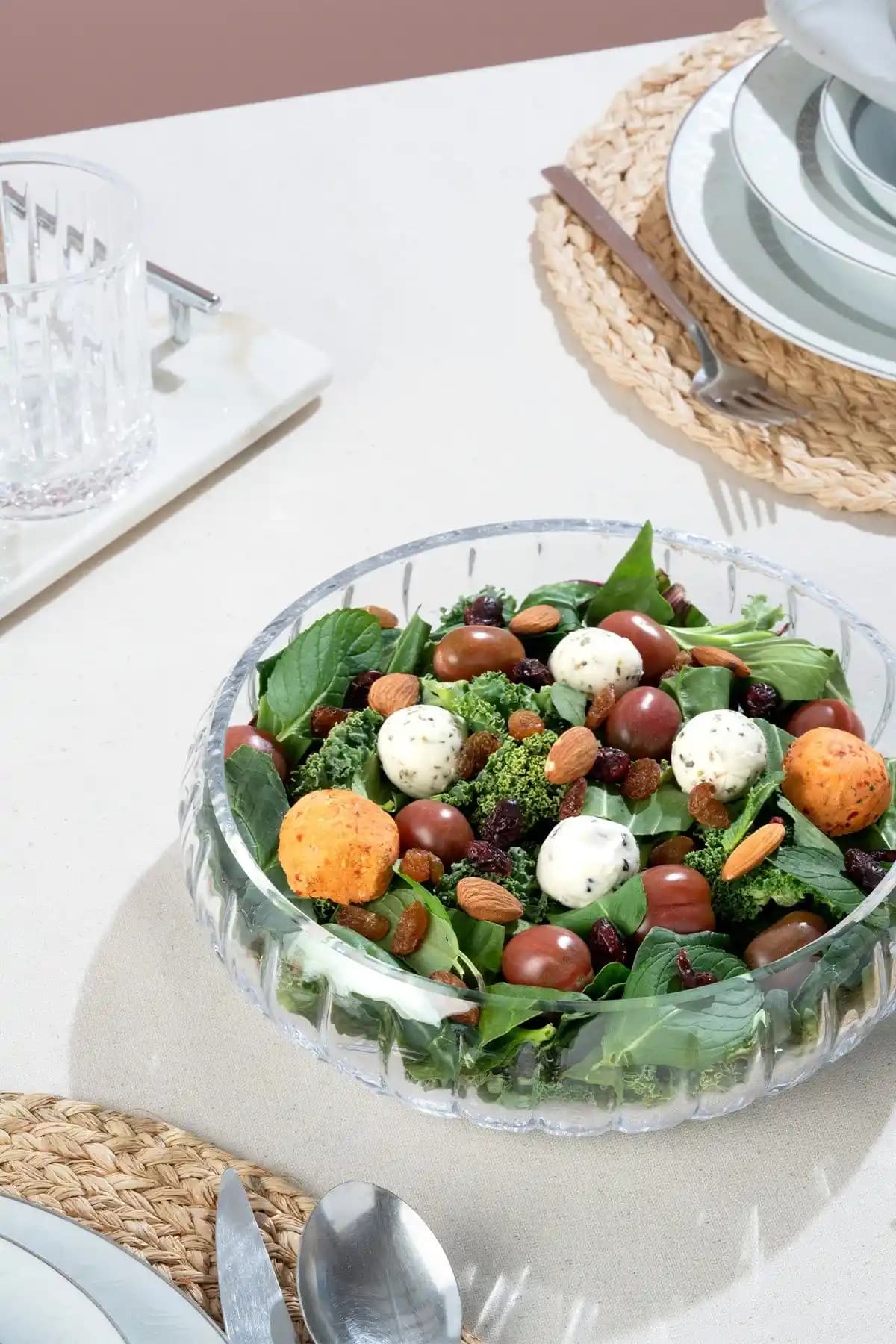 Büyük Boy Salata Kasesi Seçimi ve Kullanımı: Mutfakta Estetik ve Fonksiyonellik