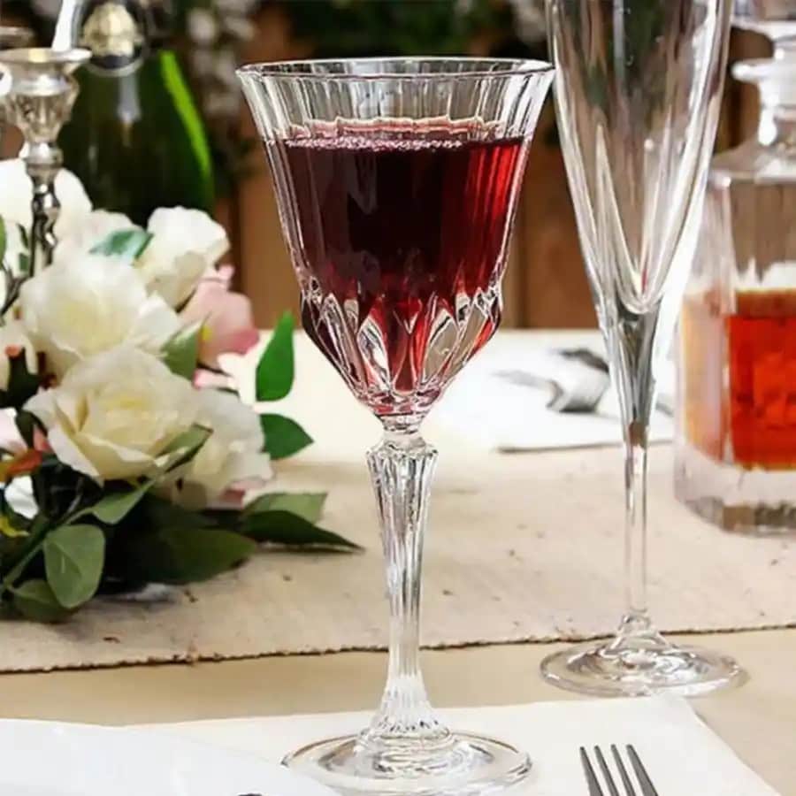 Büyük Kadeh Dekorasyonda Zarafet ve Şıklığın Anahtarı Olarak Kullanımı