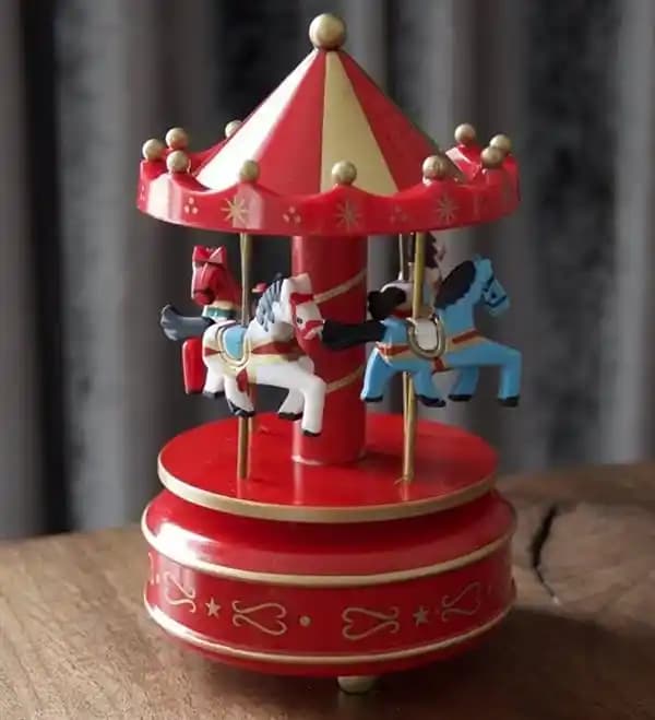 Büyük Müzik Kutuları Dekorasyonda Zarif ve Büyüleyici Bir Dokunuş Sunar