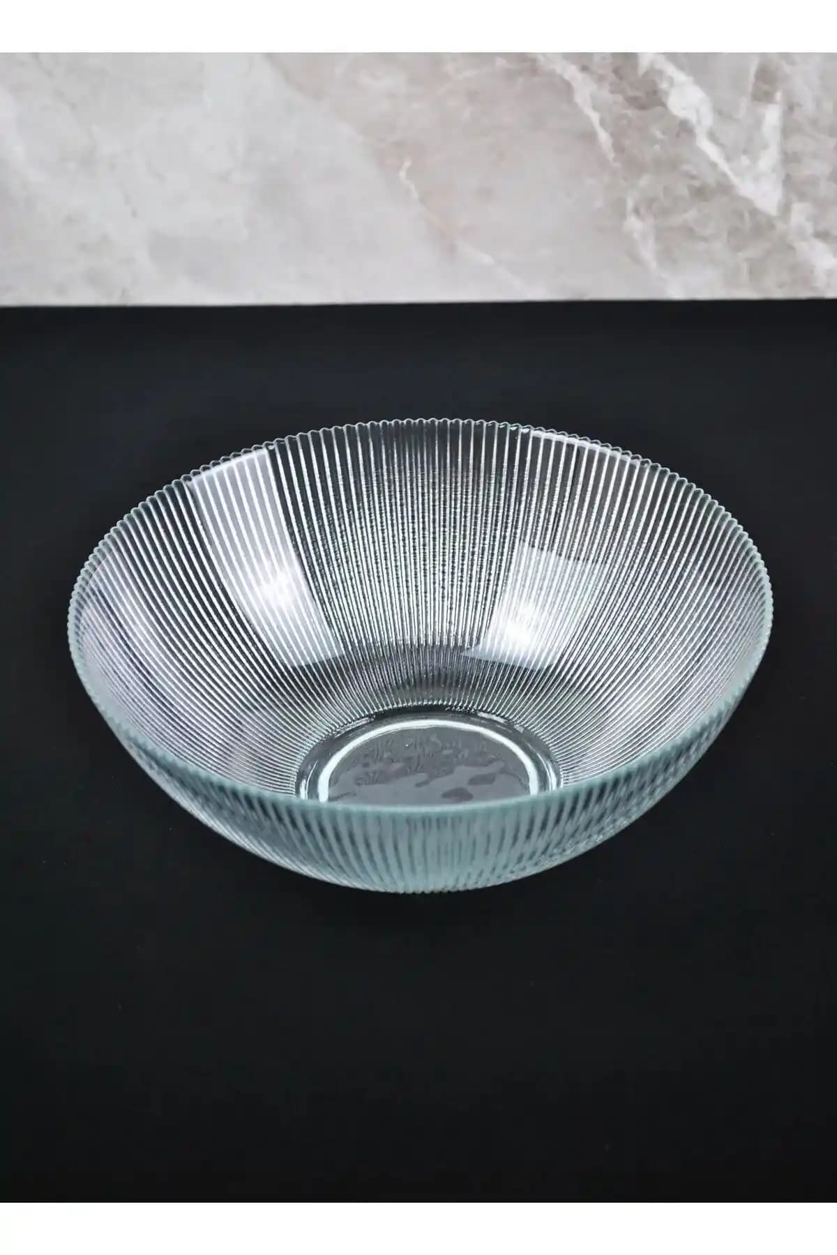 Cam Salata Tabağı Dekorasyonda Şıklık ve Fonksiyonelliğin Modern Yansıması