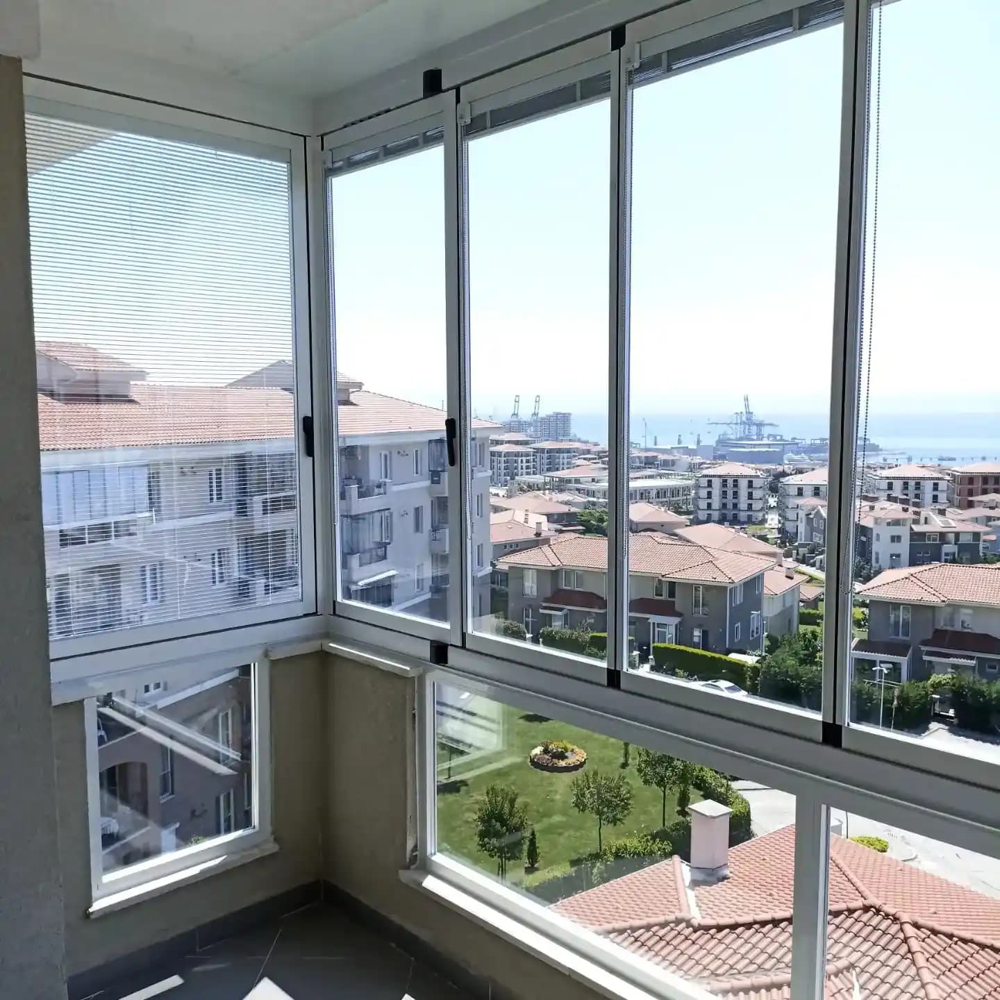 Cam Sineklikler: Modern Dekorasyonda İşlevsellik ve Estetiğin Buluşması