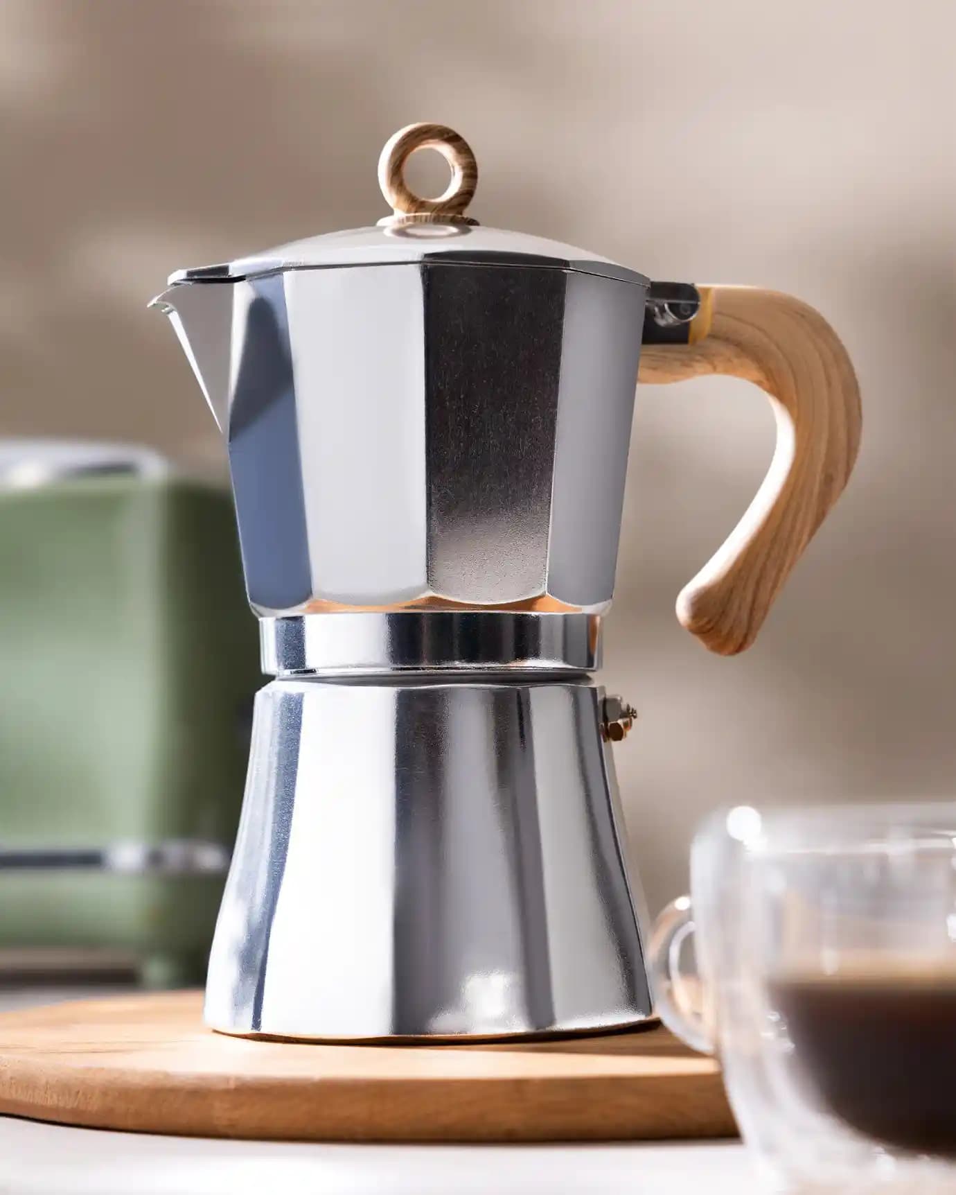 Çelik Moka Pot ile Modern Dekorasyon ve Fonksiyonelliğin Buluşması