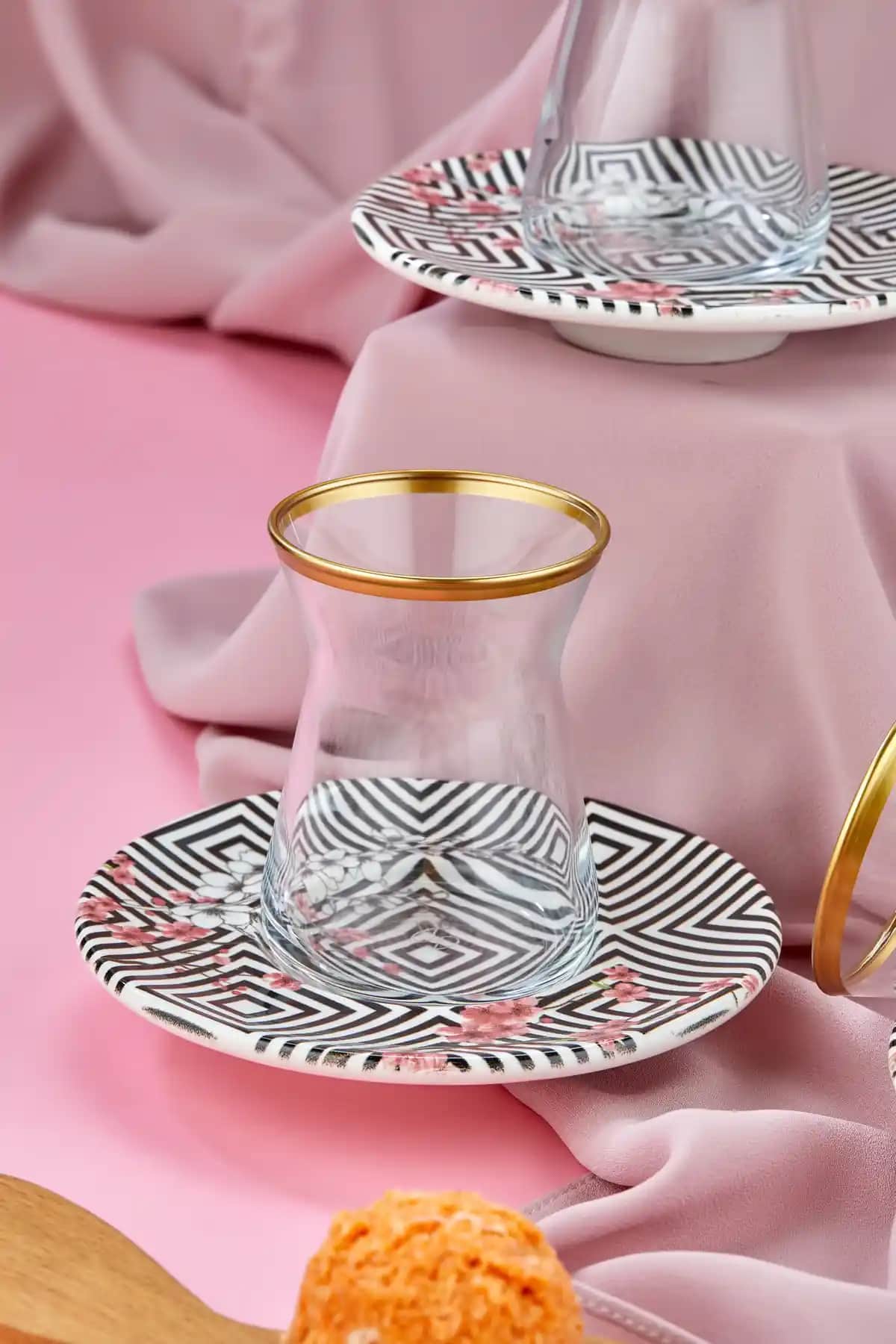 Çiçekli Çay Bardaklarıyla Dekorasyonda Estetik ve Fonksiyonellik Rehberi