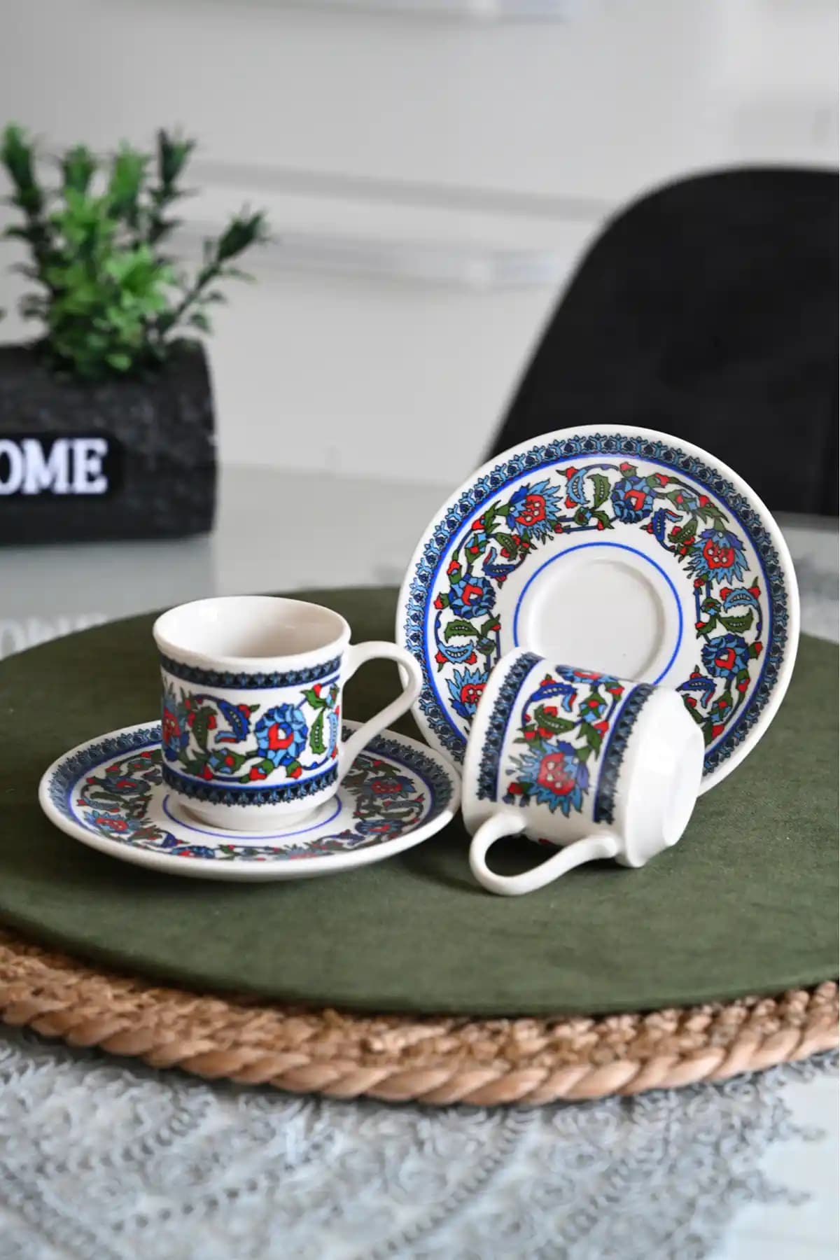 Çini Desenli Kahve Fincanları: Geleneksel Estetiğin Modern Tasarımla Buluşması