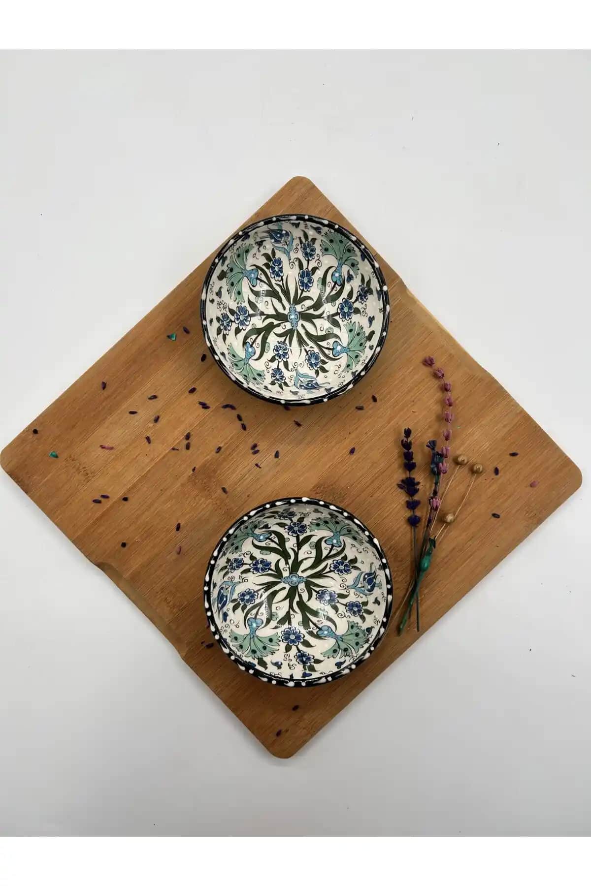 Çini Desenli Kase ile Geleneksel ve Modern Dekorasyonun Şık Buluşması