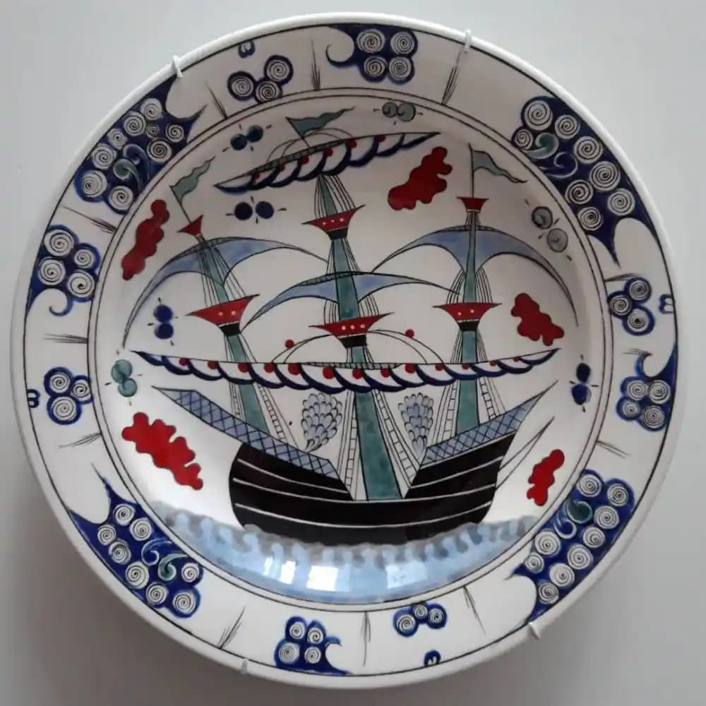 Çini Duvar Tabağı: Geleneksel Türk Sanatının Modern Dekordaki Yansıması