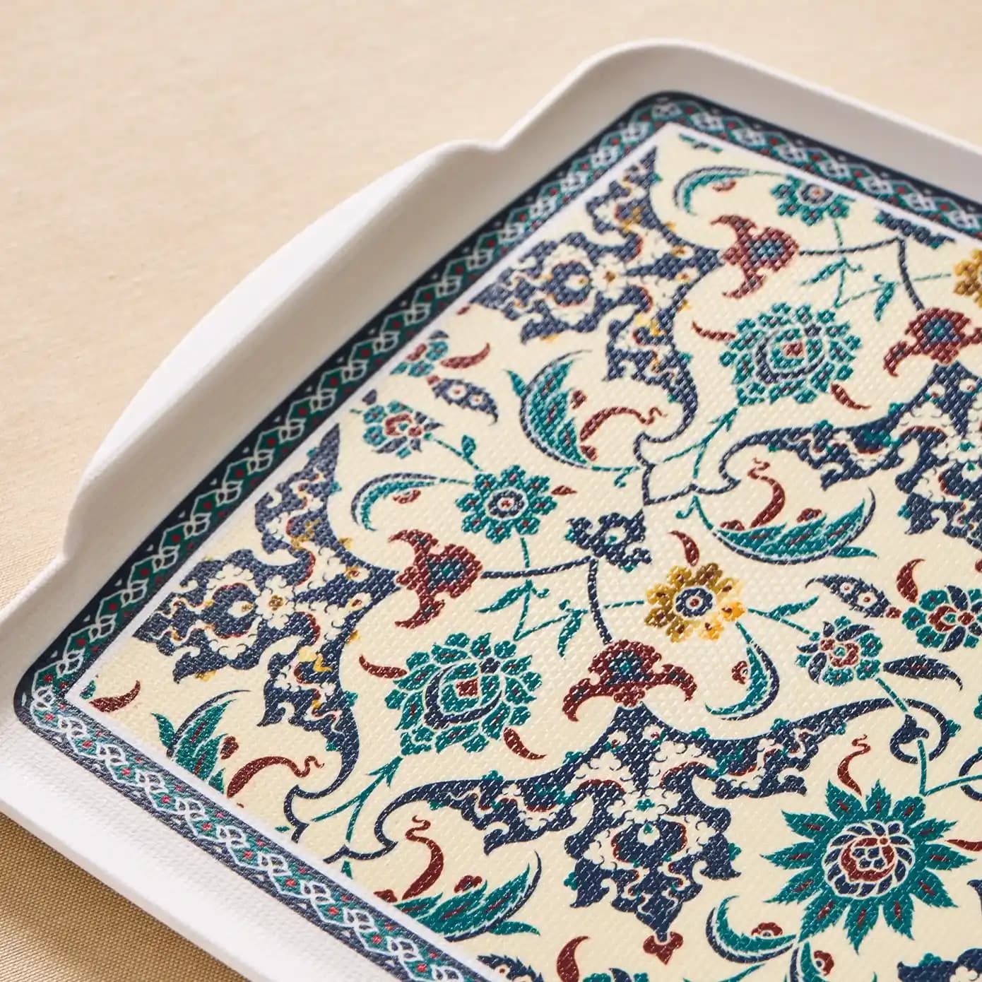 Çini Tepsi Modelleri ile Geleneksel Estetiği Modern Dekorasyona Yansıtın