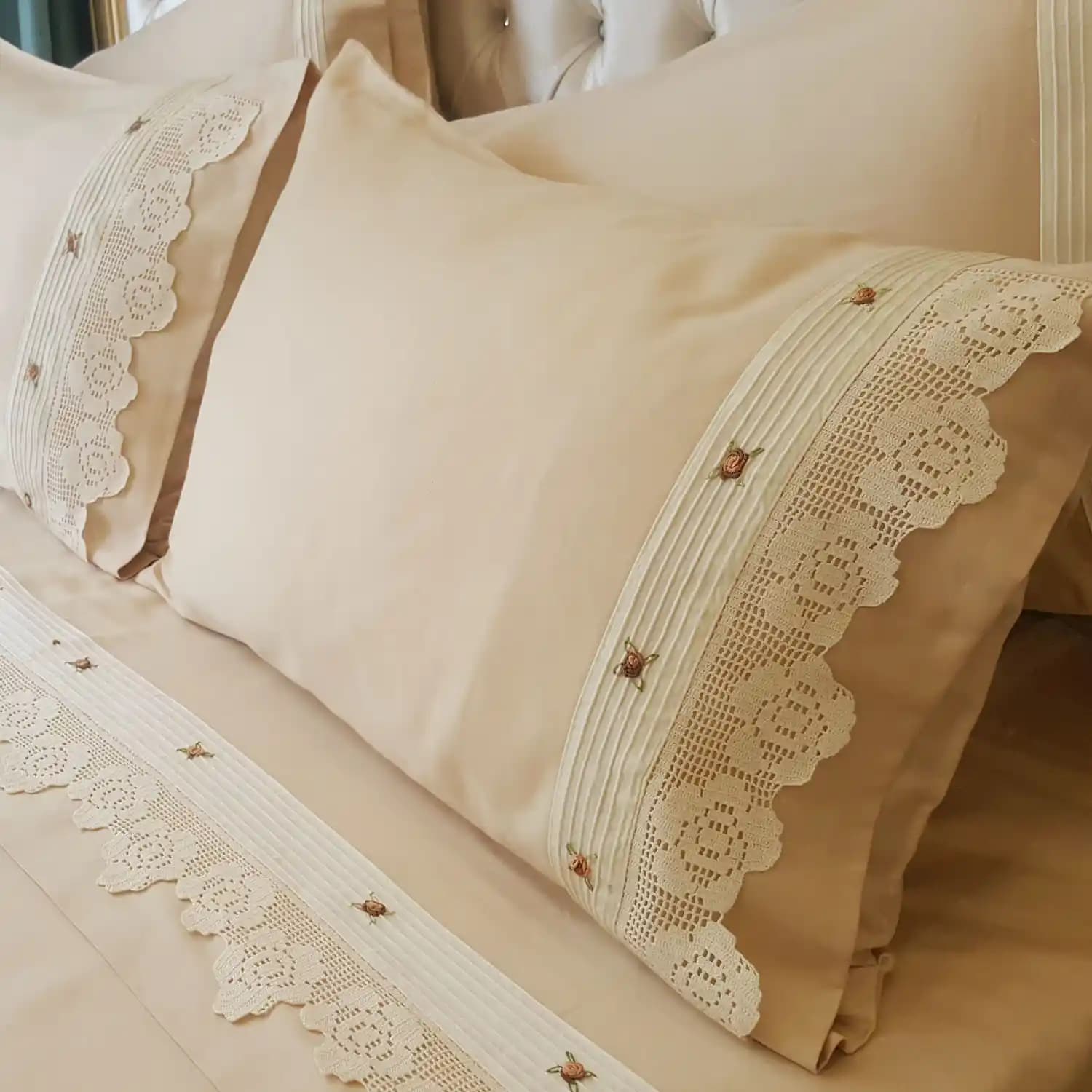 Dantelli ve Örme Nevresim Takımlarıyla Yatak Odası Dekorasyonunda Zarafet ve Şıklık