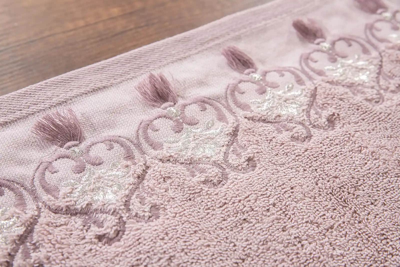 Dekorasyon ve Mobilya İçin Nakışlı Havlular: Estetik ve İşlevselliğin Buluşması