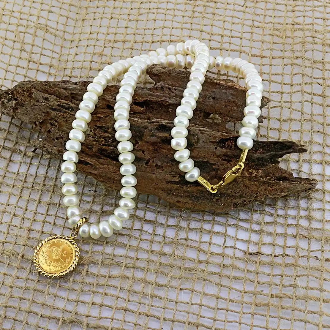 Dekorasyonda Kolye Kullanımı ve Mekâna Katkıları: Estetik ve İşlevsellik Rehberi