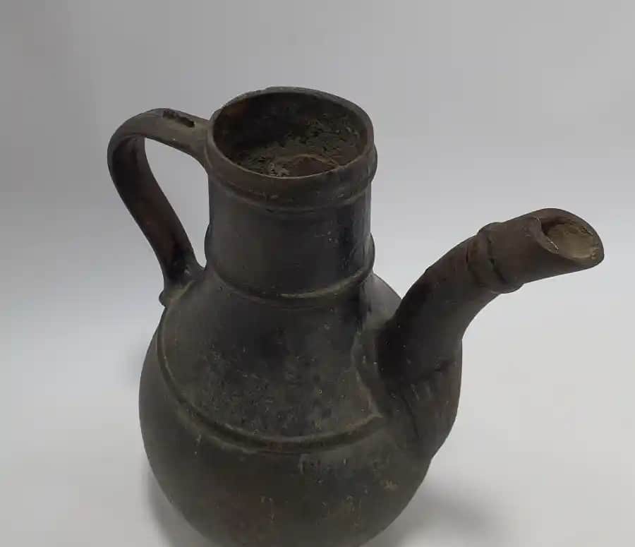 Demir Sürahi: Dekorasyon ve Mobilyada Zarafetin Sembolü ve Kullanım İpuçları